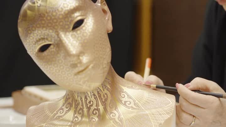 松山智一のインスタグラム：「Kirikane (截金) is a distinguished Japanese decorative technique employed in the adornment of Buddhist statues and paintings.  This method utilizes gold leaf, silver leaf, or platinum leaf meticulously cut into delicate lines, diamonds, and triangles.  To begin, four sheets of leaf (gold, silver, or platinum) are heated over an ash-banked fire and bonded together.  The leaf is then subjected to an additional bonding process to enhance its strength and thickness.  Subsequently, the bonded leaf is precisely cut using a bamboo knife on a deer-skin-covered table, before being affixed to the object with the aid of glue (seaweed glue, funori, and hide glue, nikawa, etc.).   I had the esteemed privilege of collaborating with the Matsushita Sohrin Buddhist Studio in Kyoto, Japan, and Kirikane Master Maya Matsuhisa on this sculpture.  Master Matsuhisa perpetuates the revered tradition of the Kei-Ha (慶派) school, inheriting a thousand-year-old legacy.  The creation of this sculpture demanded nearly three years of diligent effort.   The sculpture is presently exhibited at Almine Rech Gallery in London. @alminerech   ————————-  現在 @alminerech ギャラリーにて会期中個展の展示彫刻作品の一部に截金という伝統技法を用いた。  截金（きりかね）とは、細金（ほそがね）とも呼ばれ金箔•プラチナ箔を数枚焼き合わせ細く直線状に切ったものを、筆と接着剤を用いて貼ることによって文様を表現する伝統技法である。日本においては飛鳥時代より特に仏像・仏画の衣や装身具を荘厳するために発達してきた。慶派の流れを汲み1000年近く続く技法を京都で守ってきた松久宗琳佛所の截金師松久真や氏とつくりあげた作品。制作から3年かかり完成。（最初はなかなか相手にしてもらえず京都に通い詰めた記憶が鮮明ですが）小生の作品の方向性を理解いただき、一つ一つの紋様を竹包丁で三角形・菱形・丸型などの形に切箔し、本作品は仏像ではないが、荘厳されるかのごとく気の長くなるような作業を徹していただき完成した。松久氏にこの場を借りて御礼申し上げます。」