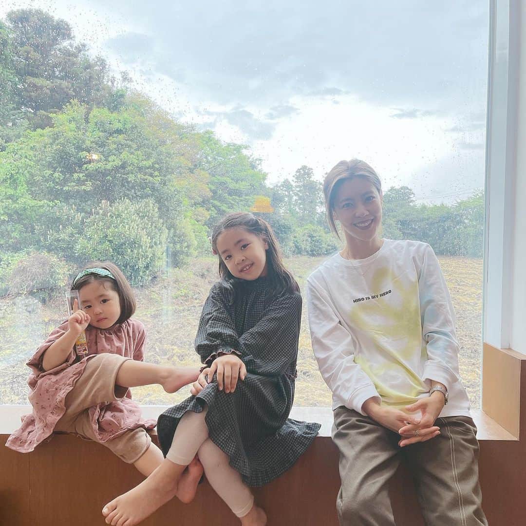 イ・ユンジのインスタグラム：「같은자리에서 삼모녀 투스베어게인 기념샷 잘 비우고 채워서 돌아가자. 아가들아.  #20230503#20220803#소울아다리좀지발#언니귀찮대#침이마르지않는육아ing#그래도감사합니다」