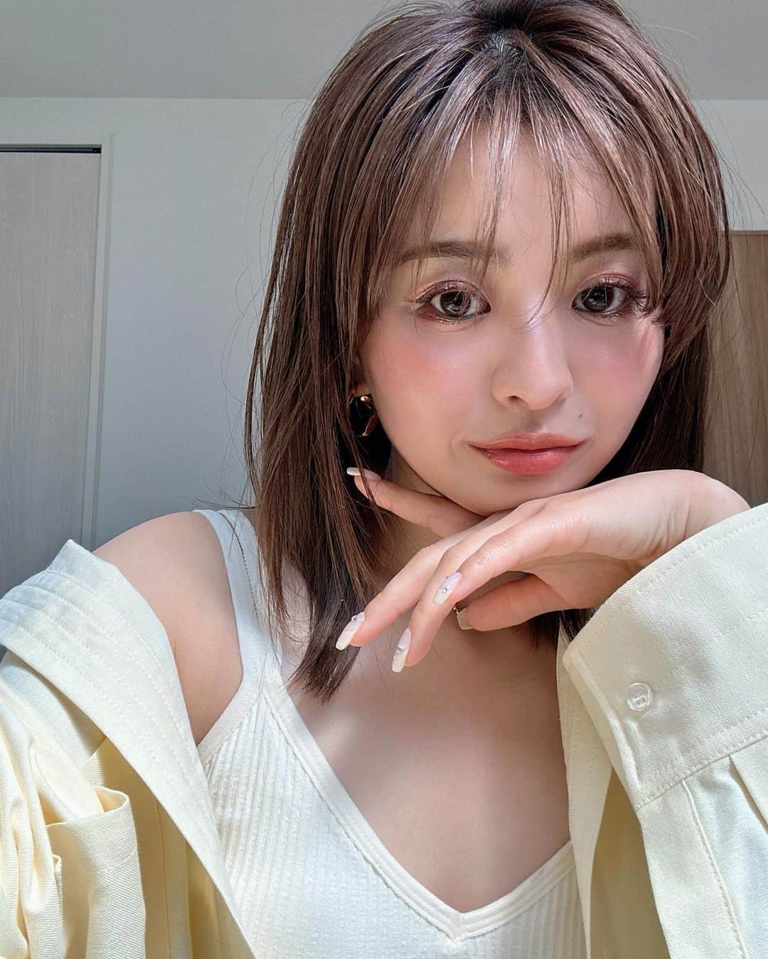田中優衣のインスタグラム：「GWいかがお過ごし。 私の外出は応援だけの予定です🫨  急に真夏で絶対日焼けしました。  昨日ひっさしぶりに キャラコン入れてみたんだけど。 太郎くんには気づかれませんでした🙅🏼‍♂️  まつ毛が伸びてからメイクするのが さらに楽しくなった🙂」