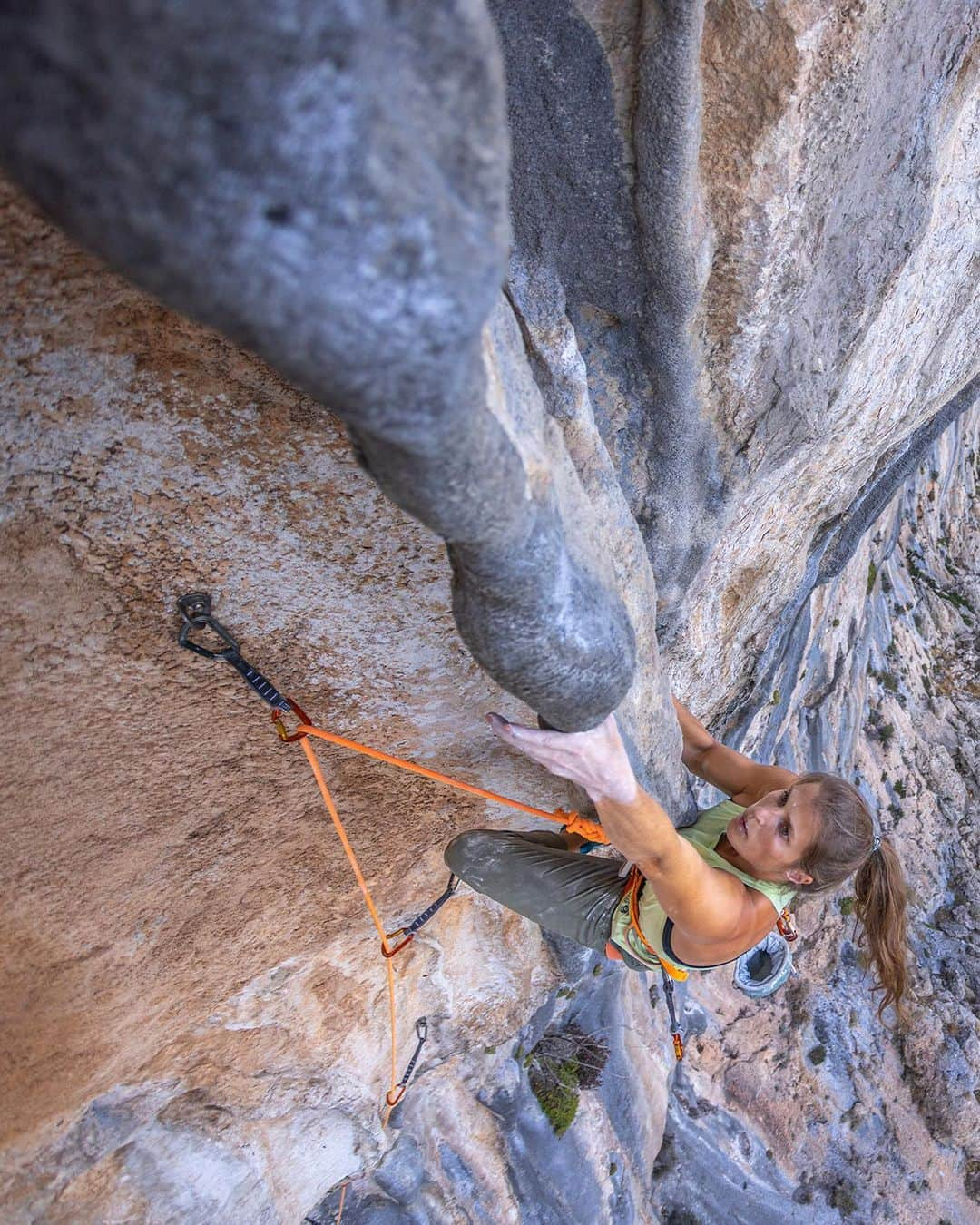 シャーロット・デュリフのインスタグラム：「700 and Counting — From Hard Routes to Bolting New Lines with @chadurif   On August 30th 2022 I clipped the chains of "700 and Counting", 8a+ in Kyparissi, Greece. "700 and Counting" is a 30-meter route located in the middle of the Tragana Sector in beautiful Kyparissi, Greece. It starts by following a mega tufa that climbs like a chimney. A precarious move to exit that tufa leads you to a few slabby moves before attacking the second part of the route, which is much steeper and more physical. The last 10 meters are what attracted my eyes to bolt this route: a single, beautiful tufa, 20 to 30 cm wide, sticking out up to 50 cm, surrounded by slick rock and wrapping along the overhang.  "Not outstanding nowadays" you might say, but let me give you some context. Sending this route specifically marks the accomplishment of my goal for this year, meaning that I've now climbed 700 routes in the range of 8a to 9a in my life, so far.  Last February, while checking my personal website, where I log in all my ascents, I realized my list of routes "8a or harder" was at 683. It made me think: let's try to climb 17 routes in this grade range this year, so I can reach 700! While some years ago I would have climbed that over summer holidays, my ascents have been more sparse over the last few years due to the pandemic, so it seemed like a real challenge. It was a blessing and a curse. On one hand, it pushed me to climb around my home in Salt Lake City a lot more than I used to. It allowed me to discover some nice little gems around the valley during afternoon trips. On the other hand, it made me stay in the 8a or 8a+ range so I was sure to climb it in a day. Sometimes this caused me to miss out on the most attractive lines (either easier or harder), which is really what I'm inspired by when I climb nowadays.  📸 @coldhousemedia & @joshlrsn   #climbing #climber #bolting」