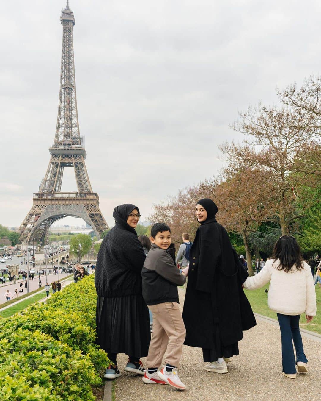 Shireen Sungkarさんのインスタグラム写真 - (Shireen SungkarInstagram)「Paris with krucils mamaku  dan papa mertua  yang gayanya mana tahan si pa 😂 الْحَمْدُ لِلَّهِ  MasyaaAllah tabarakAllah  📷 @sweet.escape」5月3日 21時57分 - shireensungkar