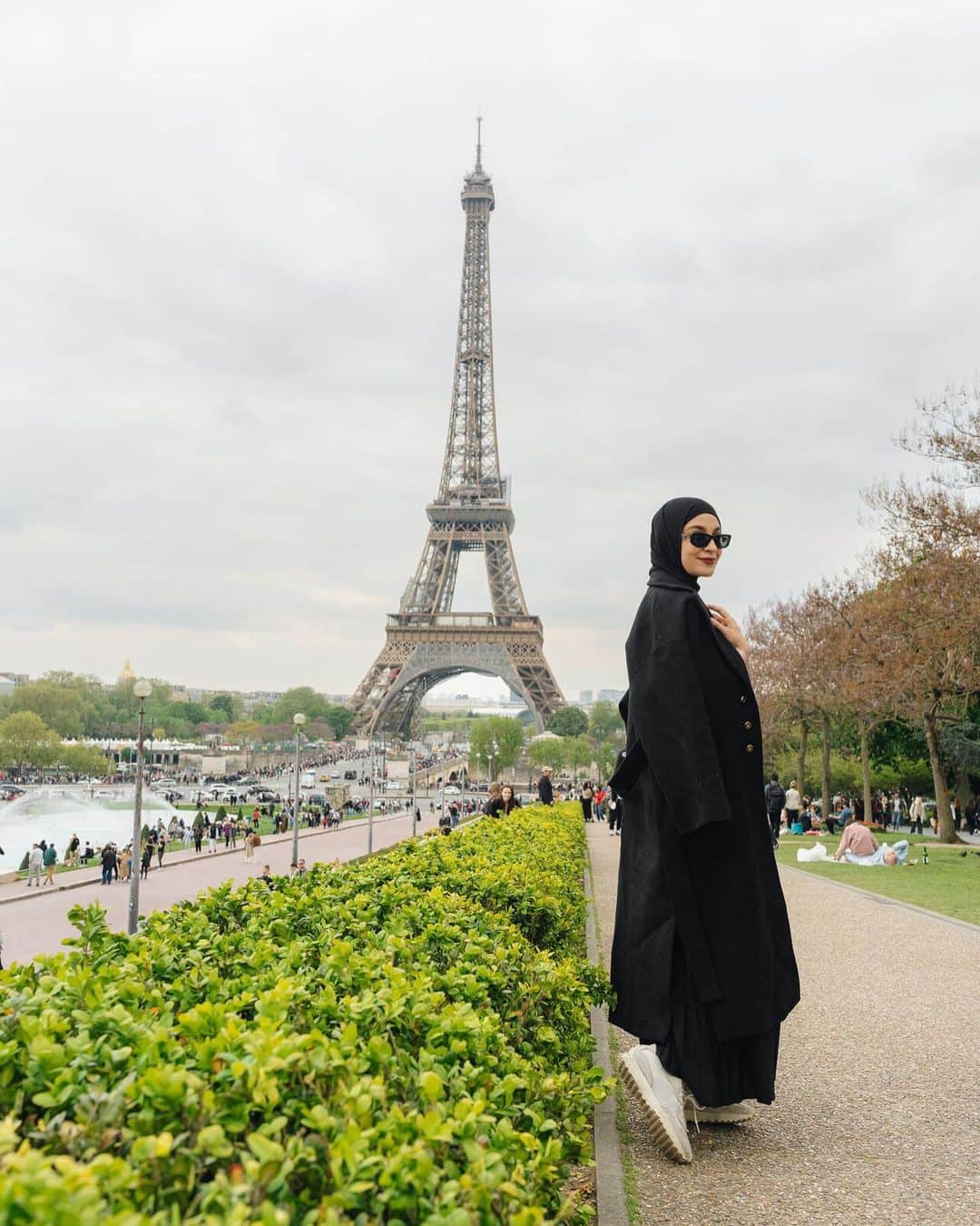 Shireen Sungkarさんのインスタグラム写真 - (Shireen SungkarInstagram)「Paris with krucils mamaku  dan papa mertua  yang gayanya mana tahan si pa 😂 الْحَمْدُ لِلَّهِ  MasyaaAllah tabarakAllah  📷 @sweet.escape」5月3日 21時57分 - shireensungkar