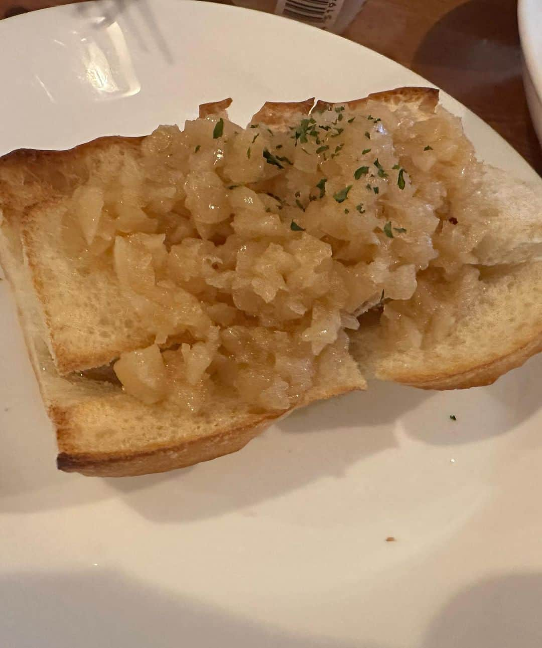 永島聖羅さんのインスタグラム写真 - (永島聖羅Instagram)「🧄  従姉妹が東京に遊びに来たので 2人でガーリック専門店へ✨  美味しかった〜、大満足〜！  カメラに気付きニヤニヤする私🌱  #にんにく #ガーリック #gw」5月3日 21時58分 - seira_nagashima