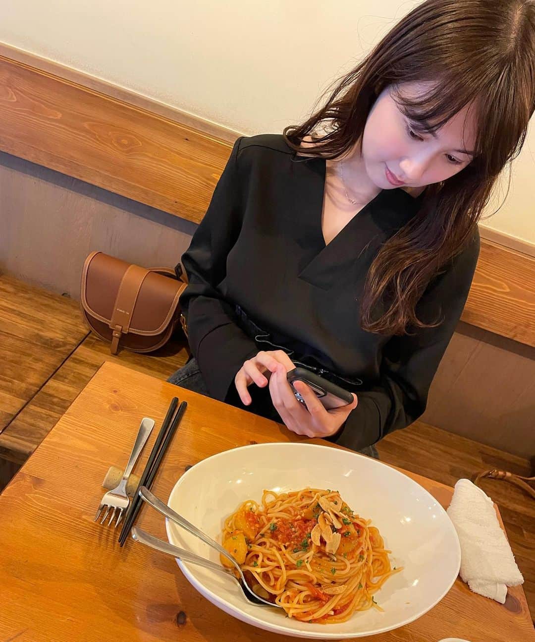 永島聖羅のインスタグラム：「🧄  従姉妹が東京に遊びに来たので 2人でガーリック専門店へ✨  美味しかった〜、大満足〜！  カメラに気付きニヤニヤする私🌱  #にんにく #ガーリック #gw」