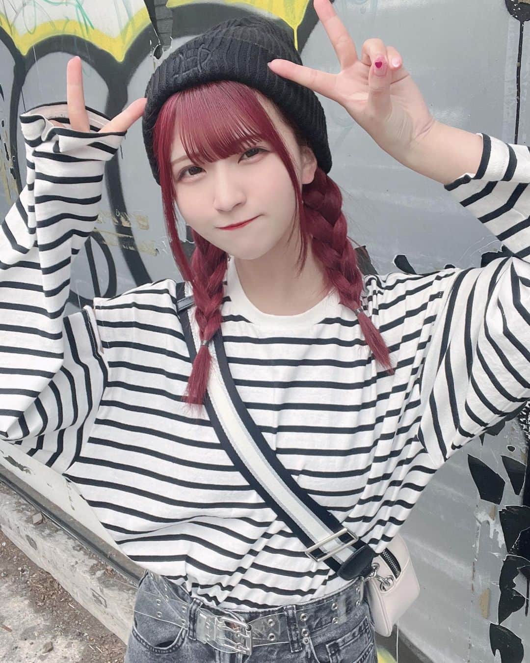 ちはるのインスタグラム：「. どこ遊び行こっか🦓♡  #ボーダー #アイドル #idol #ヘアアレンジ #三つ編み #ニット帽 #ニット帽コーデ #赤髪 #tflers #instagood #follow」