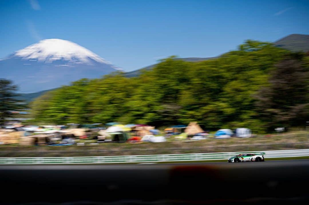 松浦孝亮のインスタグラム：「Super GT Rd.2 Fuji 450km  予選 P16 開幕からポイント獲得し、流れの良い状態で挑んだ富士でしたが、公式練習からストレートスピードが遅くタイムが伸びませんでした。 コーナーのバランスには満足なのに、おそらく300クラスでは1番遅かったのではないでしょうか。。。 坂口選手が、Q1を突破してくれたのに、Q2では四輪脱輪してしまい、ベストタイム抹消で明日はP16からスタートします。 450km、3スティントのレースになりますが、チームと戦略を考えトップ10でゴールできるように頑張りたいと思います。 #supergt #lamborghinihuracangt3  #jloc」