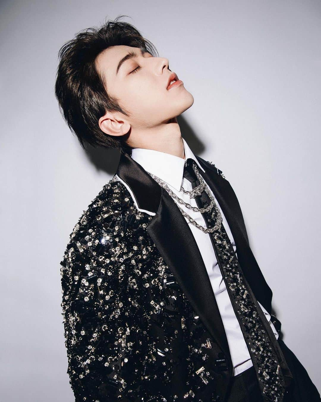 プラダさんのインスタグラム写真 - (プラダInstagram)「Black-and-white and crystal all over, Prada Ambassador Cai Xukun prepares for the 2023 #MetGala in custom Prada.   #PradaPeople @caixukun  @metcostumeinstitute」5月3日 22時01分 - prada