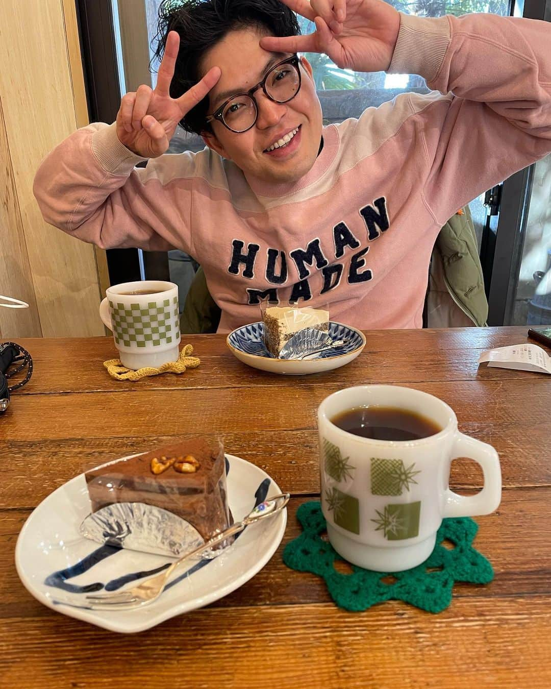 楢原真樹のインスタグラム：「いつぞやの喫茶店 #カフェ #清澄白　 #小物なんかも売ってた #最後のチーズケーキを目の前のおじさんに食べられた #何をはしゃいどんねん #ヤーレンズ」