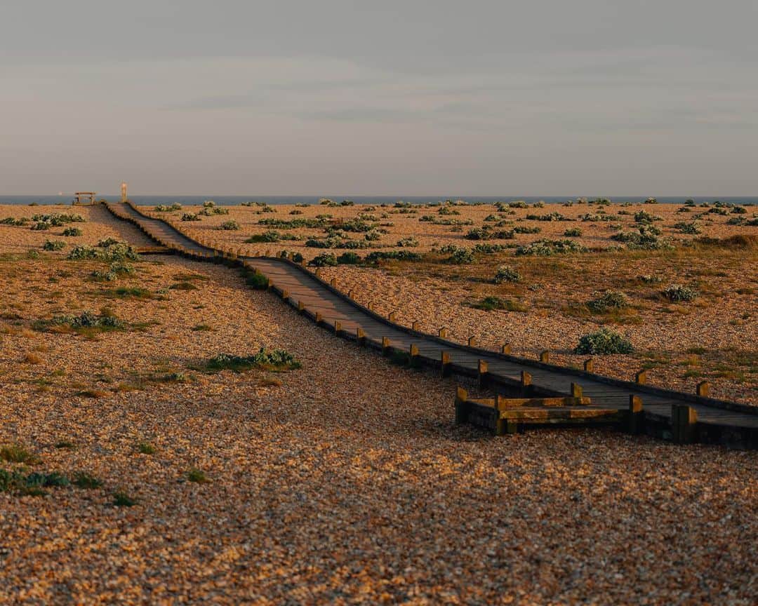 Kinfolk Magazineのインスタグラム：「Beachcombing along the British coastline in Dungeness. 🐚 Find out how to follow in the footsteps of artist Derek Jarman in Kinfolk Wilderness—our new travel book geared toward helping you find your next adventure. Order your copy today at Kinfolk.com/shop. (Photo: @martin.pauer)」