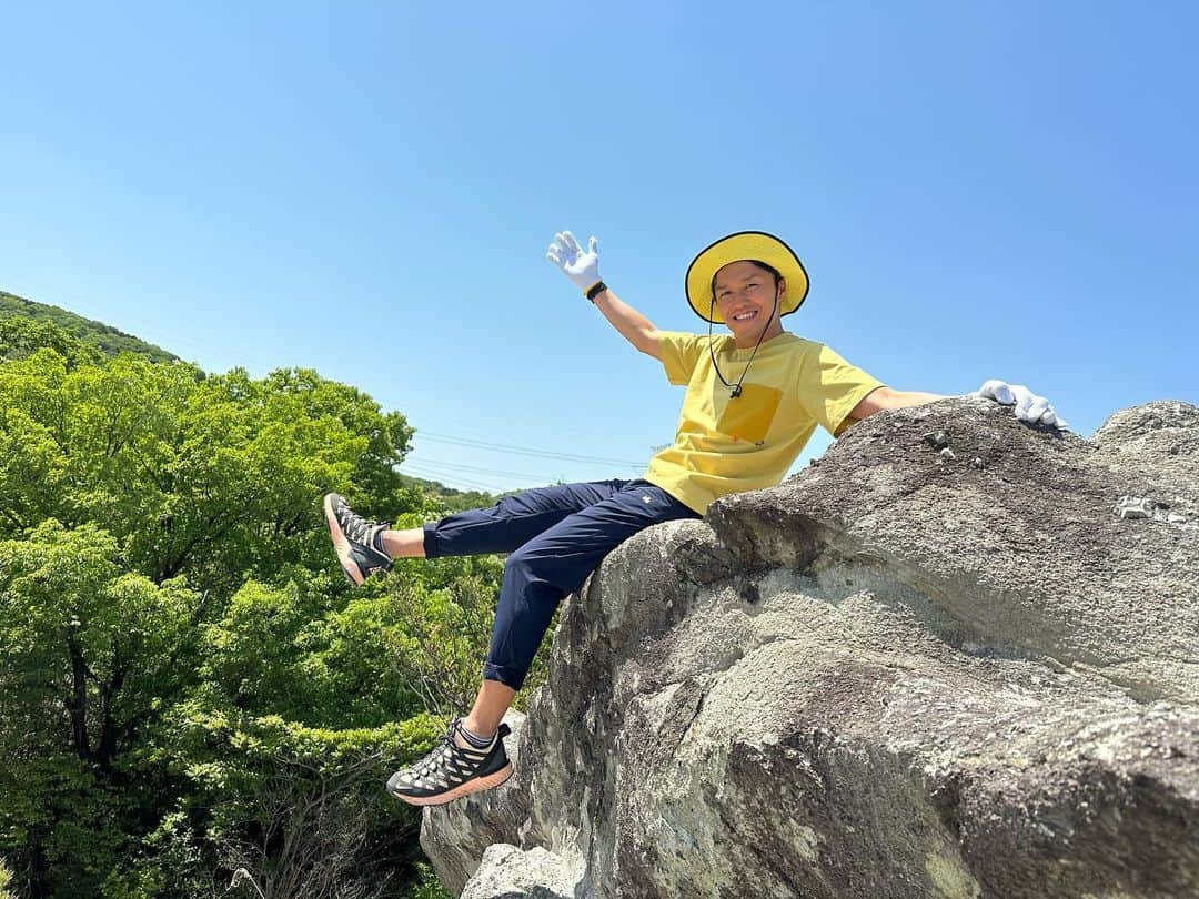 山中真さんのインスタグラム写真 - (山中真Instagram)「・ 昨日は奈良県香芝市の 屯鶴峯（どんずるぼう）から！  日本に、関西に こんな場所があったなんて。  緑の山の中に突如現れる 白い奇岩の織りなす景色は まるで異国のようで。  せっかくなら近くの當麻寺も。 1350年もの歴史ある名刹で 国宝や重要文化財だらけ。  参道のお蕎麦やけはや餅も 美味しかった♪ 毎日大福食べてる！  #mbs #よんチャンtv  #毎日生中継 #山ちゃん中継 #屯鶴峯　#どんずるぼう #當麻寺　#けはや餅 #薬庵」5月3日 22時04分 - makorine1120