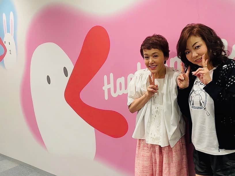 のインスタグラム：「今日は朝からKTV「よ〜いドン」に出演してからの舞台稽古。 ハイヒールモモコさんにも久しぶりにお会いできました。 いつも明るく優しいです。  ラジオのスピーカーズコーナーにも、沢山のメッセージありがとうございました。 本当にメール読むと色々考えさせられたり、感動したり、嬉しいなあ。  さあ、明日から、いよいよ森ノ宮ピロティホールでの大阪公演です。 頑張ります❣️  #ハイヒールモモコ　さん #GYPSY #ジプシー出てるよ #スピーカーズコーナー #大竹しのぶ」