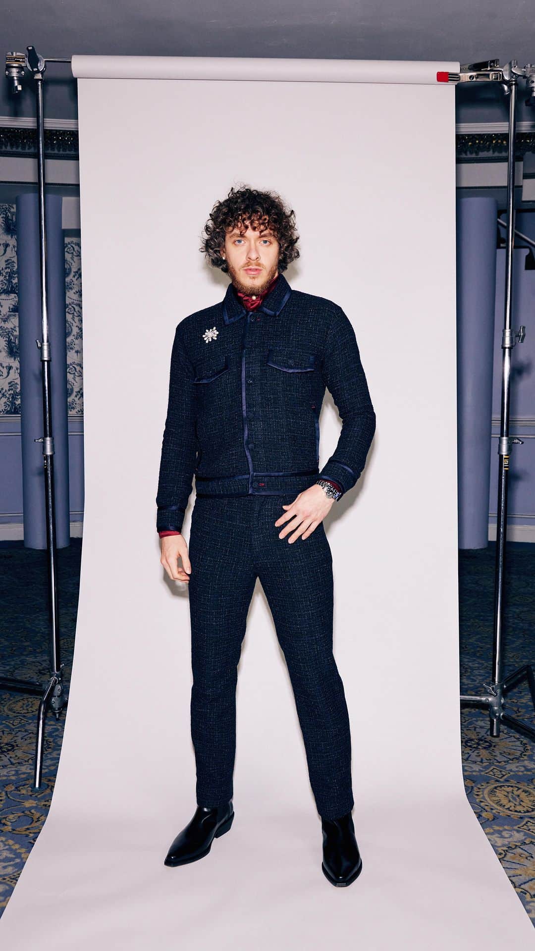 Tommy Hilfigerのインスタグラム：「Pocket chains, pearls, and all, #JackHarlow gets fitted in his #MetGala #TommyHilfiger costume – a Karl Lagerfeld-inspired tailored fit – in time for the main event.    Video production @f2max Film director @maximsap Filmed by @i_am_misch x @livpeters x @marty_rush」