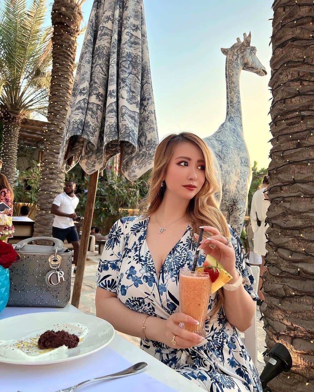 ayuのインスタグラム：「Summer vibes 🌴🌺 Dior ✖️ Nammos @ayu888ayu   DIORとコラボしている 可愛すぎるレストラン🍽🦒 海辺にあるDiorのpop upで シルクのパジャマをゲットしました✨ このポップアップ限定のビーチバッグもギフトで貰えました😍 1番最後の動画に載ってます✨ あと少しでポップアップ終わっちゃうから気になる方はぜひお早めに💖 @ayu888ayu   #dior#nammos#diorbag#diorcafe」