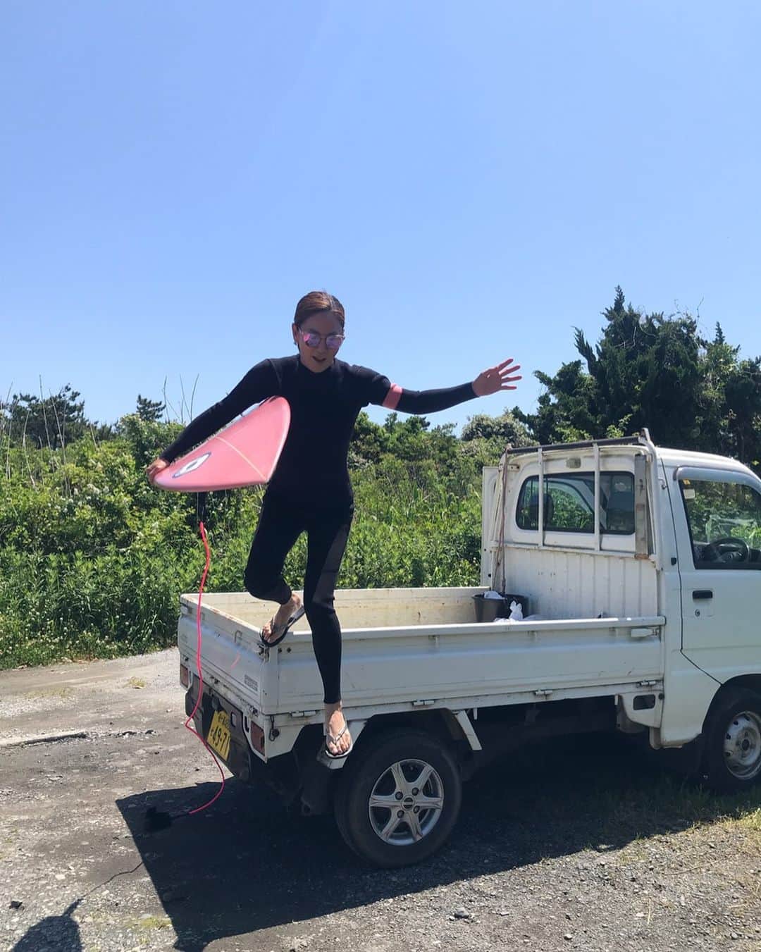 HARUKO（真木明子）のインスタグラム：「久しぶりの軽トラサーフィン🛻  GWはいつものいすみ市で 泊まりでサーフィン🏄‍♀️」