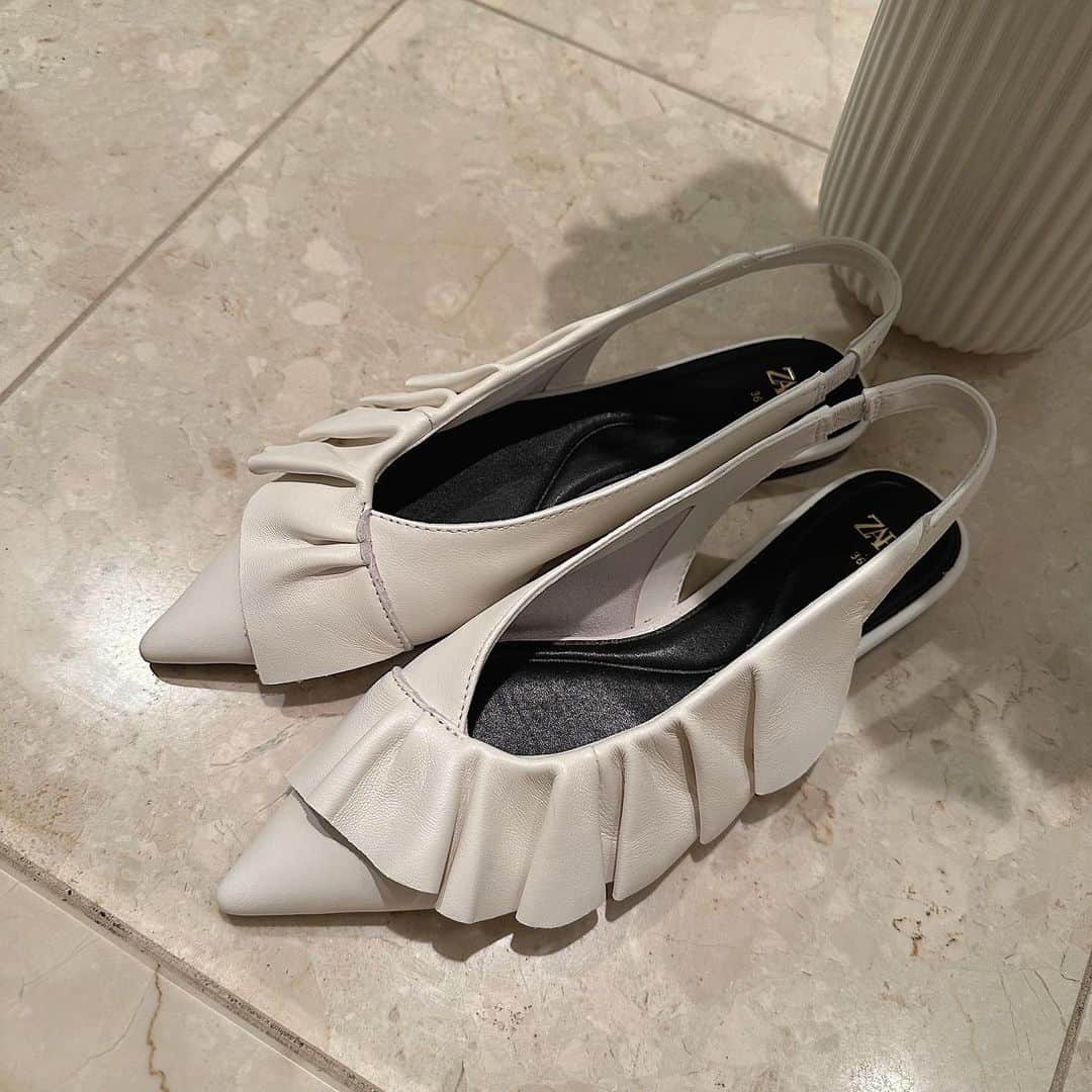 飯坂采子さんのインスタグラム写真 - (飯坂采子Instagram)「お久しぶりなシューズ投稿？🤍⠀ まだサンダル履くには寒いなーってときに履くようで探してたフラットな靴をザラで発見！餃子みたいで可愛いー🥟🥟⠀ 最近は、デニムパンツを履くことが多くてカジュアルなアイテムにこの靴を合わせてます。2cmソールのフラットで歩きやすくて、クッション性のあるインソールが入ってるから全然疲れない🙆🏼‍♀️そして一部、羊革が97%使われてるから柔らかくて履き心地もいいし高級感もあり🫢こんな買ってよかったアイテムがGWセール？なのか40%OFFになってていいことづくしなのでおすすめ🧺！ ⠀  #zara#ザラ#あや_くつ」5月3日 22時20分 - ayamini316