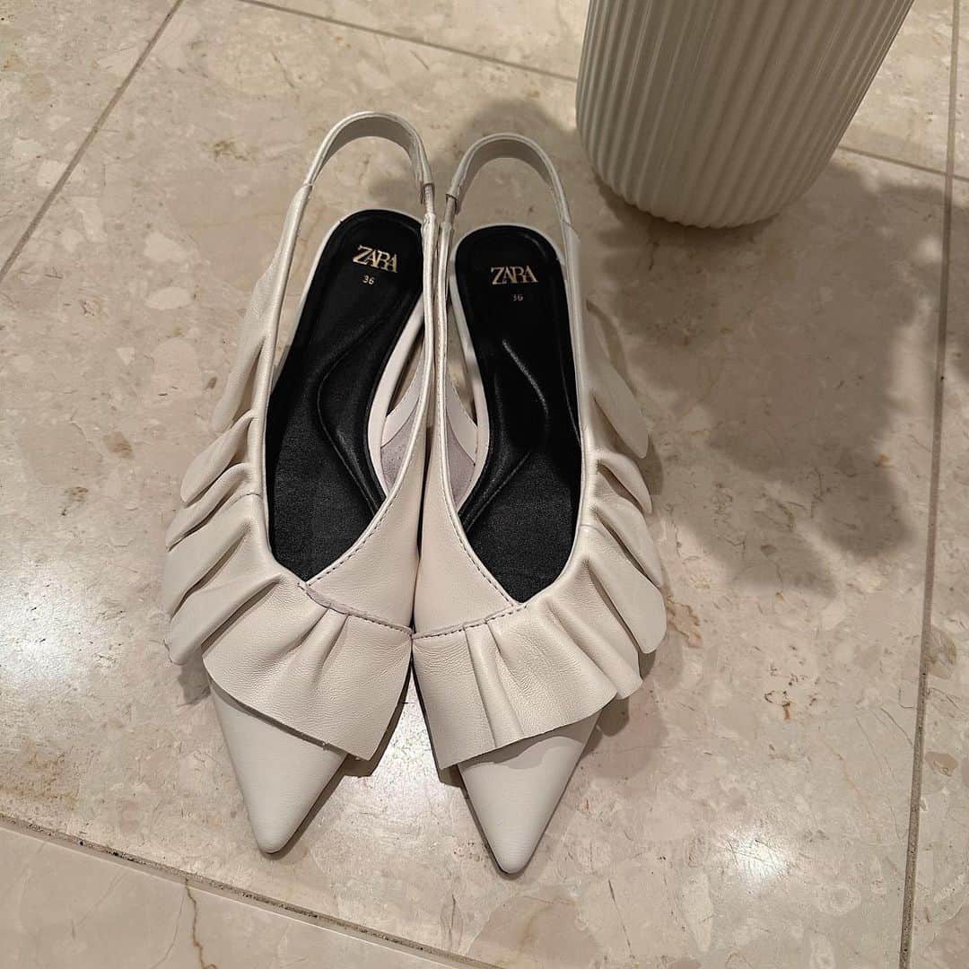 飯坂采子さんのインスタグラム写真 - (飯坂采子Instagram)「お久しぶりなシューズ投稿？🤍⠀ まだサンダル履くには寒いなーってときに履くようで探してたフラットな靴をザラで発見！餃子みたいで可愛いー🥟🥟⠀ 最近は、デニムパンツを履くことが多くてカジュアルなアイテムにこの靴を合わせてます。2cmソールのフラットで歩きやすくて、クッション性のあるインソールが入ってるから全然疲れない🙆🏼‍♀️そして一部、羊革が97%使われてるから柔らかくて履き心地もいいし高級感もあり🫢こんな買ってよかったアイテムがGWセール？なのか40%OFFになってていいことづくしなのでおすすめ🧺！ ⠀  #zara#ザラ#あや_くつ」5月3日 22時20分 - ayamini316