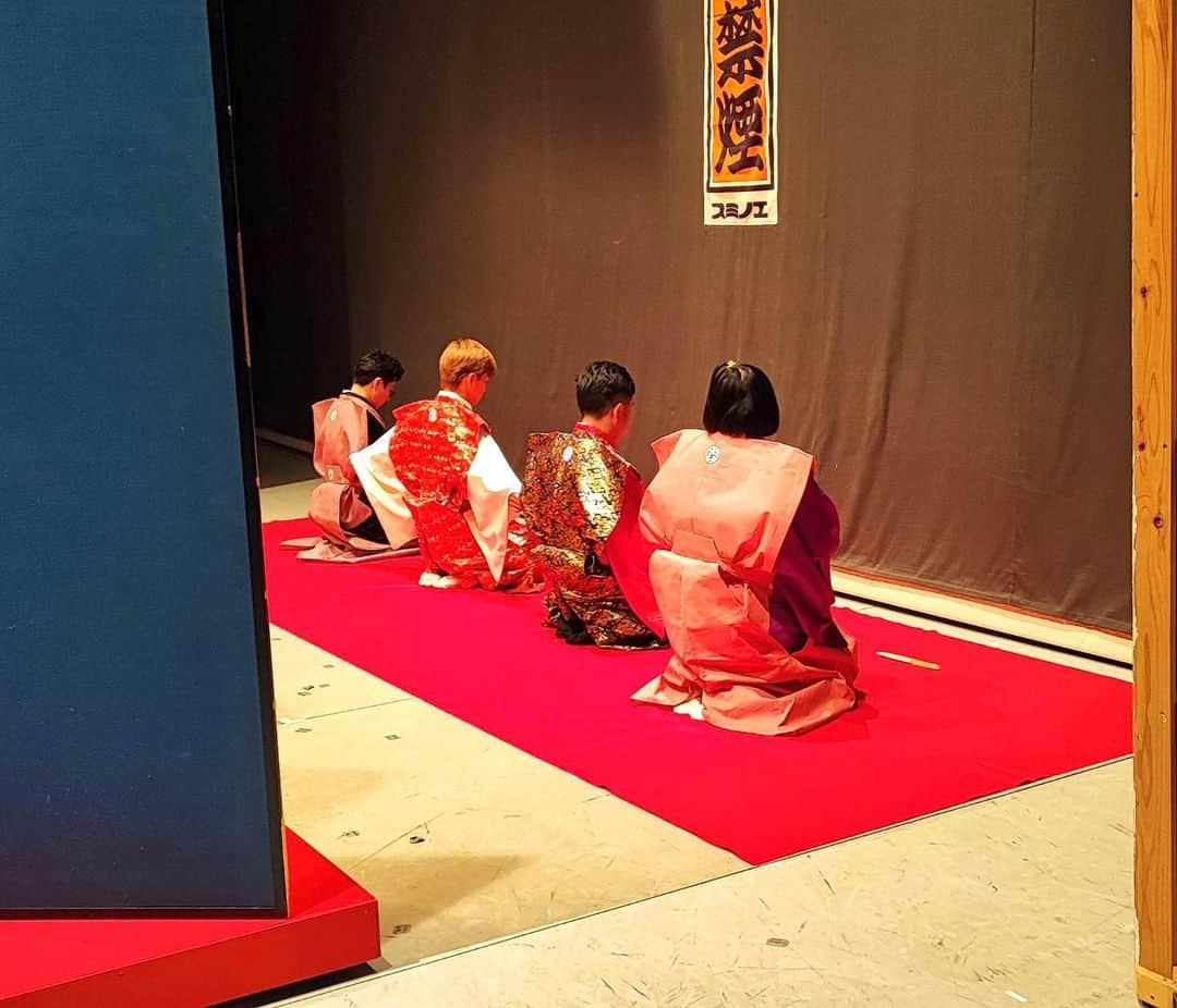 のインスタグラム：「. 今週は、アキさんと吉田裕兄さんの新座長お披露目公演に出してもらってます🙇‍♀️  アキさん、裕兄さんおめでとうございます🎊🎊🎊✨✨✨  口上もさせて頂いてます🙇‍♀️🙇‍♀️🙇‍♀️🙇‍♀️ 写真は、衣装さんが撮ってくださってました😆 私は、どれでしょうか？？？ 分かるかな？  #新座長お披露目公演  #新座長 #アキ さん #吉田裕 兄さん #これからも吉本新喜劇をよろしくお願いします🙇‍♀️🙇‍♀️🙇‍♀️🙇‍♀️」