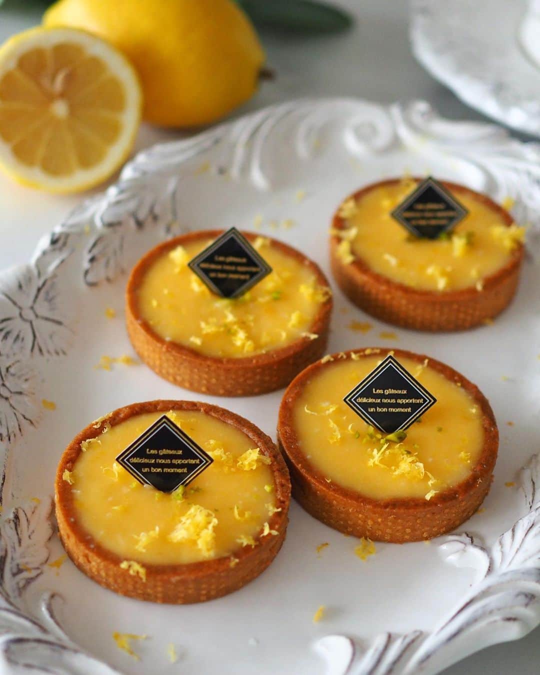 のインスタグラム：「レモンタルト🍋 . ゆかちゃん(@yuka_cm_cafe )のレシピ本『大人の果物菓子』より、レモンタルトも作ってみました😊 . キュンとした甘酸っぱさが美味しいー💕 ゆかちゃん、美味しいレシピをありがとう💕 . . . #大人の果物菓子#レモンタルト#lemontart#手作りタルト#コッタ#cotta#手作りお菓子#お菓子作り#製菓材料ならコッタ #お菓子作りならコッタ #レシピもコッタ #wp_deli_japan#foodstagram#lin_stagrammer#diningram#igersjp #homemadecake#おうちカフェ #cookingram #クッキングラム #フーディーテーブル」