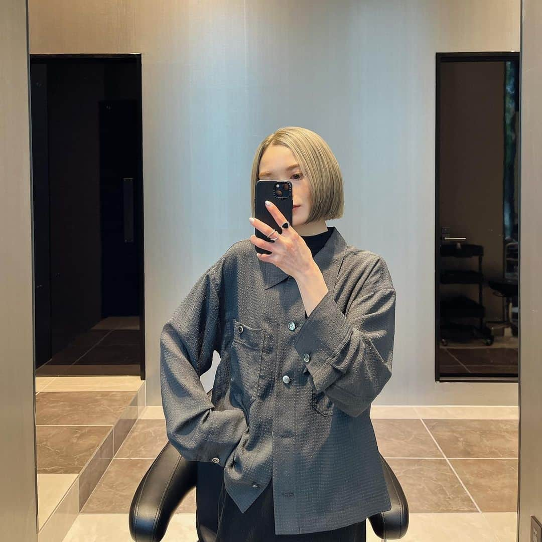 MATSUIRIHOさんのインスタグラム写真 - (MATSUIRIHOInstagram)「ヘアメンテナンス💇🏼‍♀️  先日オープンした HARUKI MINATO japan YOKOHAMA @hm_yokohama   とは言え、カットはいつも通り門倉さん💇🏼‍♀️ @kadokura_hair   オープンおめでとうございます🙏 ブリーチしていただき、 やっと前髪から後ろまでパツっとボブ。 また近々前髪切ろうかなと◎ いつも本当に門倉さん感謝🙇🏼‍♀️  @haruki_minato_official_ さんもありがとうございました🙇🏼‍♀️ @harukiminato_official の ヘアケアセット使うの楽しみすぎて🤤  これからたくさんお世話になります笑  コーデは楽しみにしてた @uniqlo_jp × @mamekurogouchi のコラボアイテムと、  冬のコート着てからハマってるブランド @look_e.shop のシアーギンガムブラウス 生地感となんとも言えないゆるさが本当に最高なのよ😮‍💨♡  #harukiminatojapan #ボブヘア #ハイトーンボブ #ぱっつんボブ #ハイトーンカラー #uniqlo #uniqloコーデ #mamekurogouchi #uniqlomamekurogouchi #ユニクロ #ユニクロコーデ #lookeshop #accessory #ヘアメンテナンス #腕時計 #低身長コーデ #150cmコーデ」5月3日 22時14分 - rihoo914