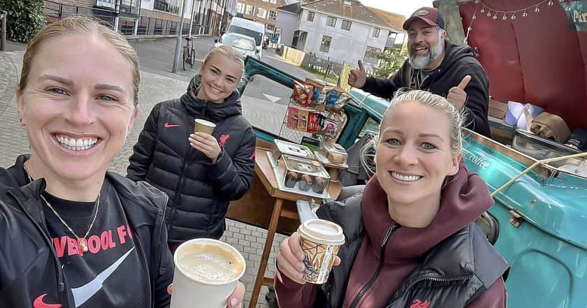 ジェンマ・ボナーのインスタグラム：「Game Day walks 😍☀️」