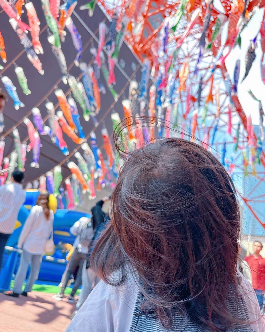 大山加奈さんのインスタグラム写真 - (大山加奈Instagram)「. 最近こいのぼりを覚えたふたりに 本物のこいのぼりを見せてあげたくて 人混み覚悟で東京タワーへ🗼 . やはりなかなかの人出でしたが しっかり本当のこいのぼりを 見せてあげることができました🎏 . ①が4歳からしかできない アトラクション？を やりたいやりたいとひたすら言っていて それをなだめながらの こいのぼり鑑賞でしたが…笑 333匹がぎゅぎゅぎゅと並んでいて 青空にとても映えていて とても綺麗で行ってよかった😊‼︎ . . 同い年の双子の女の子のママさんにも お声がけいただけてとても嬉しかったです🥰 . . #双子#twins #ツインズ#双胎#双子出産 #双子育児 #ddtwins #dd双胎#多胎育児 #2歳児  #東京タワー#東京タワー333匹のこいのぼり  #こいのぼり」5月3日 22時16分 - kanaoyama0619
