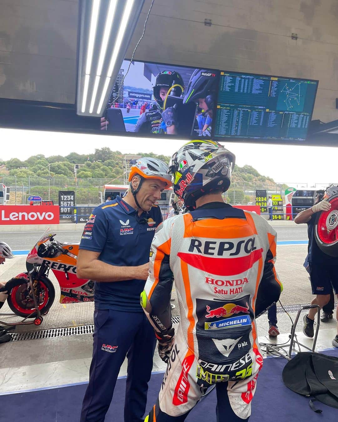 レプソル・ホンダのインスタグラム：「What you didn’t see at the #SpanishGP 🇪🇸 👀👀  Don’t tell the boss 🤫 #BTS」