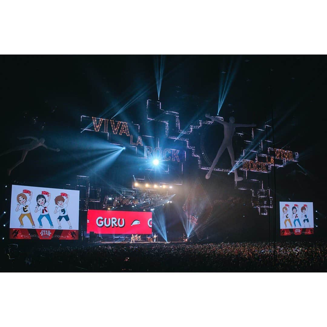 SHISHAMOさんのインスタグラム写真 - (SHISHAMOInstagram)「🎊🎸「VIVA LA ROCK 2023」🎸🎊  2023年5月3日(水祝) 「VIVA LA ROCK 2023」 @さいたまスーパーアリーナ  本日は、記念すべき10回目の開催となったビバラロックに出演🎸  ライブの最後にはサプライズで SHISHAMOの10周年もお祝いしていただきました💐  VIVA LA ROCKの皆様、 お越しくださった皆様、 ありがとうございました🐟!!!  photo by 釘野孝宏  #shishamo #ビバラ」5月3日 22時23分 - shishamo_official