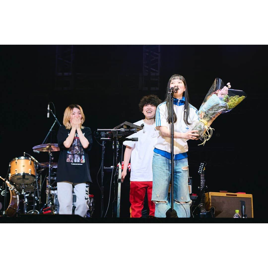 SHISHAMOさんのインスタグラム写真 - (SHISHAMOInstagram)「🎊🎸「VIVA LA ROCK 2023」🎸🎊  2023年5月3日(水祝) 「VIVA LA ROCK 2023」 @さいたまスーパーアリーナ  本日は、記念すべき10回目の開催となったビバラロックに出演🎸  ライブの最後にはサプライズで SHISHAMOの10周年もお祝いしていただきました💐  VIVA LA ROCKの皆様、 お越しくださった皆様、 ありがとうございました🐟!!!  photo by 釘野孝宏  #shishamo #ビバラ」5月3日 22時23分 - shishamo_official