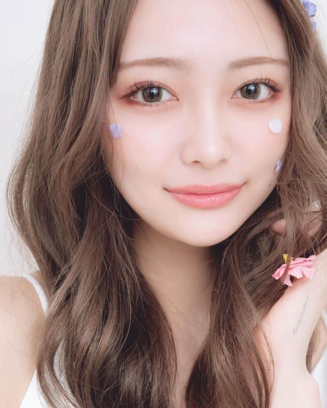 みうらうみさんのインスタグラム写真 - (みうらうみInstagram)「花はすべてかぐわしく美しい🌼  この言葉を見た時人間に置き変えてみて情報量が多いこの世の中で他人と比べてしまったりする事もあるけど 〝それぞれの良さ“がある事に気づく事はとても大切だなと感じました😌  もっと色々な経験して香ばしい大人になりたい🌙🌙」5月3日 22時38分 - miuraumi1207