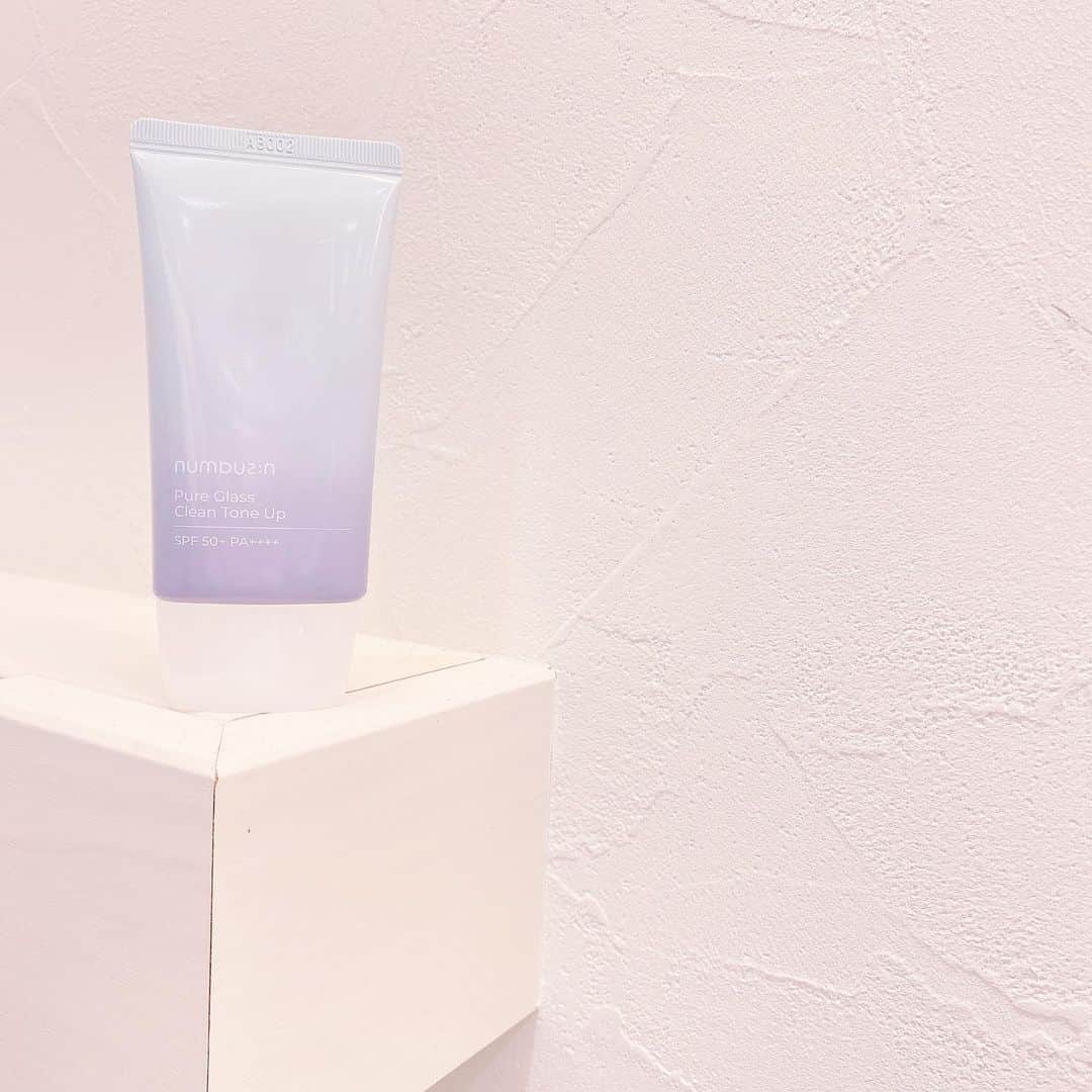 伊藤芽衣のインスタグラム：「韓国コスメで大人気！ 【numbuz:n】さんの @numbuzin_official_jp  ⁡ Pure Glass Clean TONEUP CREAM を お試しさせていただきました♡ ⁡ 澄んだ肌にトーンアップしてくれる 日焼け止め兼用トーンアップ下地！ ⁡ 遠征中で1週間ほど ほとんど寝てない お疲れ肌なので、 ⁡ メイク前は くすみがひどかったのですが、 ⁡ くすんでた肌が少し 明るくなった印象です♡ ⁡ 塗ったあと肌も うるおってしっとりしました！ ⁡ でもベたつかないのが◎ ⁡ 美白機能性成分含有なので これからの季節に 使い続けて美白を目指します♡ ⁡ PR  ⁡ @numbuzin_official_jp  ご提供ありがとうございます♡ ⁡ #numbuzin #ナンバーズイン #ツヤ肌 #透明肌 #トーンアップクリーム #下地 #韓国コスメ」