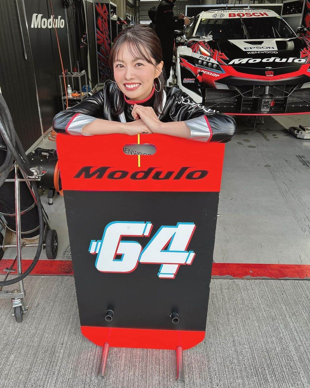 津田知美のインスタグラム：「#superGT #Modulo64 . ✔️SUPERGT Rd.2 予選 P-14  明日の決勝は14番手スタートです！ 450kmとSGTでは長めの耐久レースになるので、追い上げのチャンスに期待したいです☺️  予選Q1は15台のトップと15番手が1.69秒差という激戦のタイムアタックで、 64号車Q1担当の太田選手もアタックを重ねますが惜しくも届かず悔しいQ1敗退となってしまいました。 ライブタイミングを見ながらの応援だったのですが、刻まれるタイムからアタックしてるのが伝わって 本当に意味がわかんないですが数字がカッコよく感じるんですよね(伝われ〜)  明日も伊沢選手と太田選手の刻む数字を追いかけながら、応援をしたいと思います❤️‍🔥  明日もサーキットイェーイしましょう👍  #nakajimaracing #KENWOOD #レースクイーン」