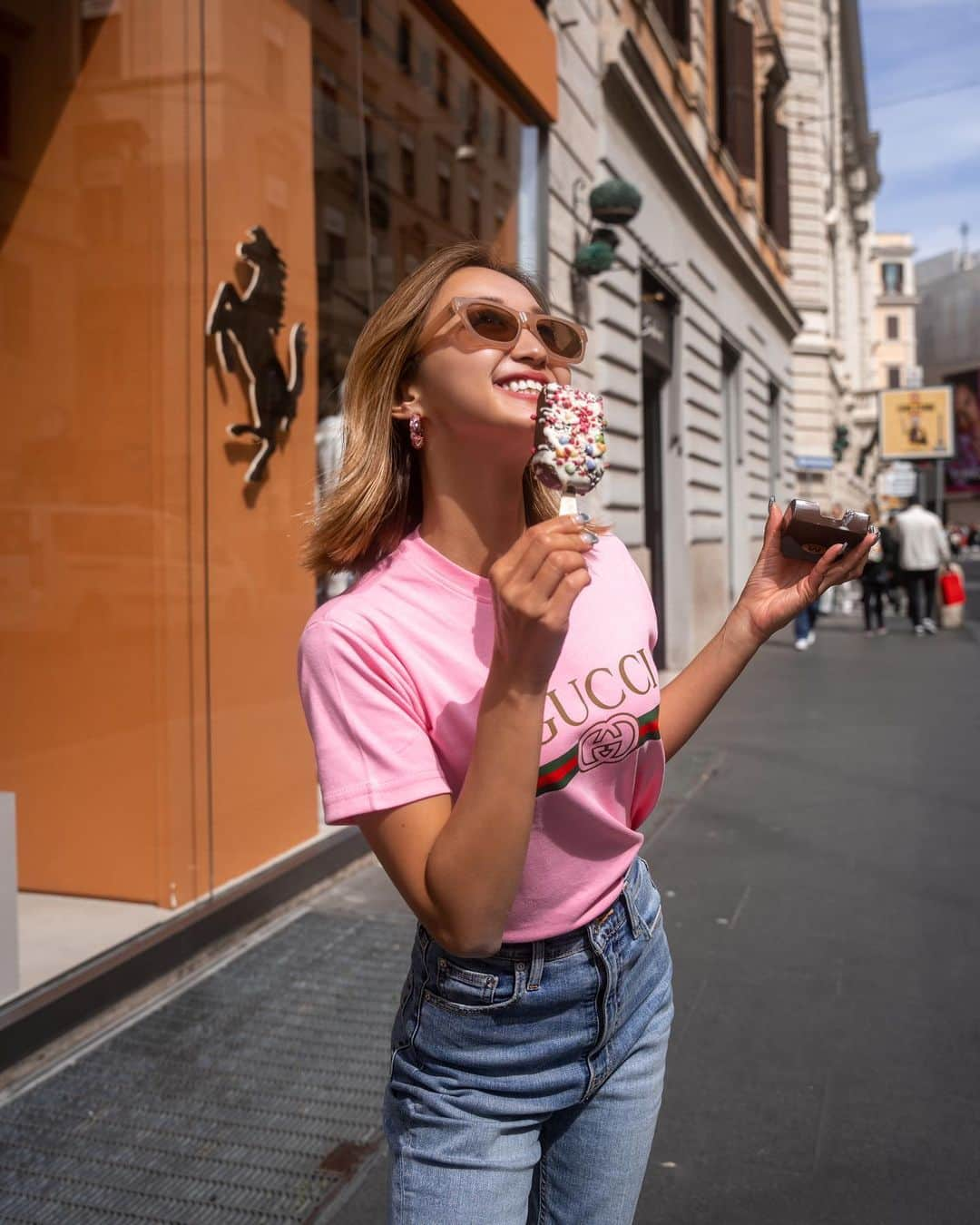 近藤あやさんのインスタグラム写真 - (近藤あやInstagram)「私が一番好きなアイス🍨 マグナム〜💖😆✨  なんと世界には、自分だけの マグナムが作れるお店があるの！  アイスから、コーティングから、 トッピングから自分味にできる🤤🍫  ずっと行きたいところだったから ちょー嬉しい😂💖 可愛く作れて嬉しいなぁ💖💖💖  I loooove so much @magnum 🤤 #magnum #magnumphotos #magnumicecream #mymagnum #italy #rome #イタリア #ローマ  #イタリア旅行」5月3日 22時33分 - doraemontoaya