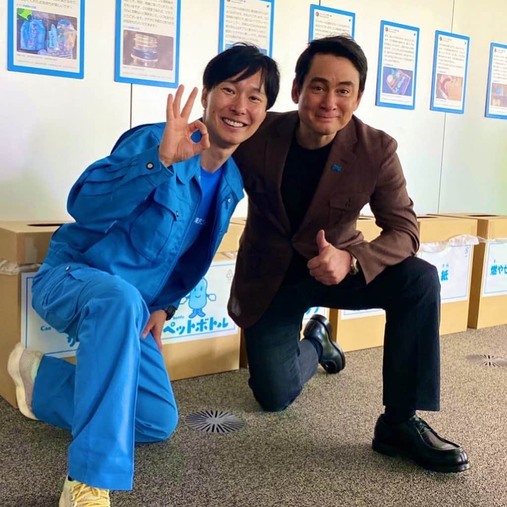 のインスタグラム：「本日、マシンガンズ滝沢さんとゴミトーク。そうそう、今日はゴミの日！！！　滝沢さんは富士山クラブ主催の「富士山の日」イベントにいらして下さり、一緒にトークをさせて頂きましたが、いやいや、頭の回転が早すぎ！！！マシンガンズと言われるだけあって、マシンガントークに寡黙なアルピニストがついていくのは大変(^^;;  今日は控え室でユンケル2本飲んで頑張りました。滝沢さんとはラジオを含めると何度もトークをさせて頂きましたが、滝沢さんの話は面白い＆学びが毎回ありますね。次の滝沢さんとのトーク、楽しみ(^｡^)  #野口健#マシンガンズ滝沢#ゴミの日」