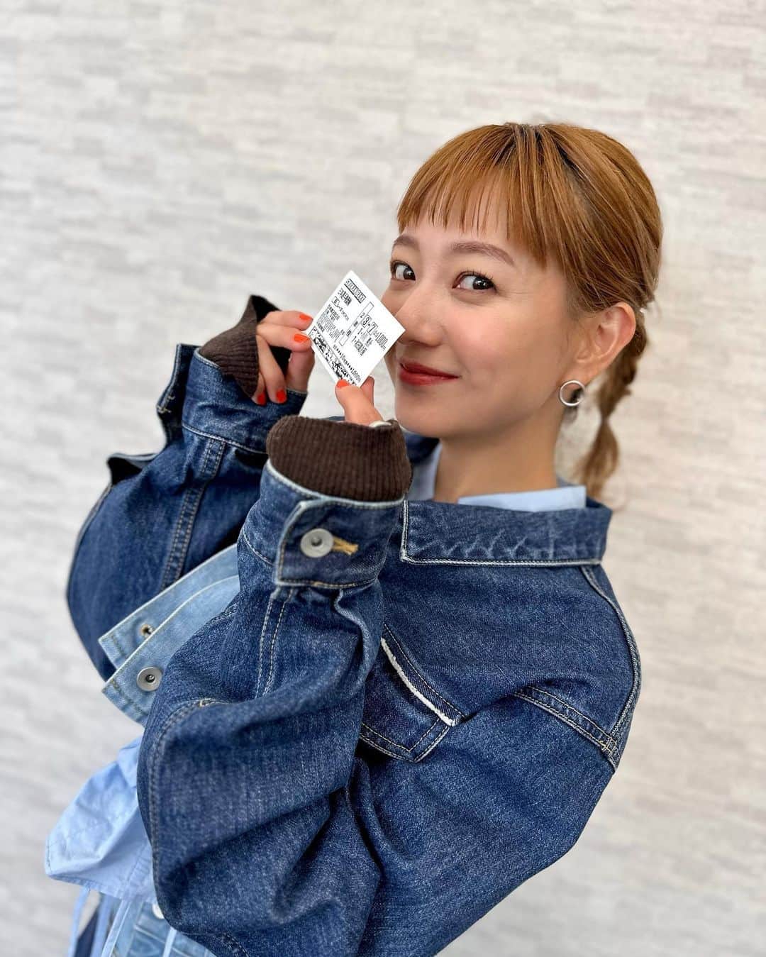 伊藤千晃のインスタグラム：「みんなはどんなGWを過ごしてますか？😃  私はラジオの公開収録のため平塚競輪場に行ってきたよ！ 初めて車券を買ってドキドキワクワク☺️ 初心者でも、すごく楽しかったです🚴  明日のラジオで流れるのでぜひチェックしてね📻  「TOKYO FM ゴールデンウィーク スペシャルプログラム　ホリデー サイクル ドライブ」  ５月４日（木曜日）３時から４時５０分の中で放送します。 ⁡ #denim @eenie_official  #デニムスタイル  #tokyofm #平塚競輪場 #競輪」