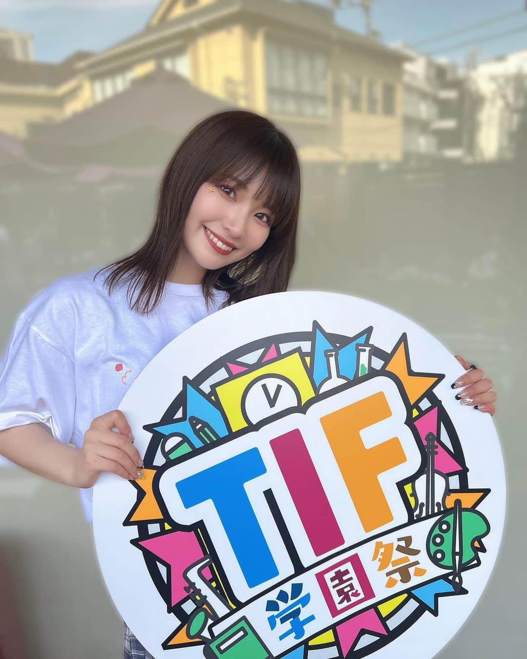 星野理沙のインスタグラム：「🏫  今日は #TIF学園祭 でした！ ライブはもちろんいろんな企画があって、久々に学生気分を味わった😉😌 来てくださった方ありがとうございました🙇‍♀️  髪の毛珍しくストレートにしてみたんだけど好評だった！またやりたい〜！ 私ウルフカットから伸ばしてて毛先と表面スカスカで、跡がすごくつきやすい髪質なんですが、縮毛したらまっすぐになりますか？🥲教えて有識者  明日はGW唯一のお休みなのでお母さんとお出かけしてきます🏃‍♀️楽しみ！  次のライブは5/5！SNSも含めてワンマンに向けて力入れていきたいので会いに来てくれると嬉しいです！よろしくね☺️」