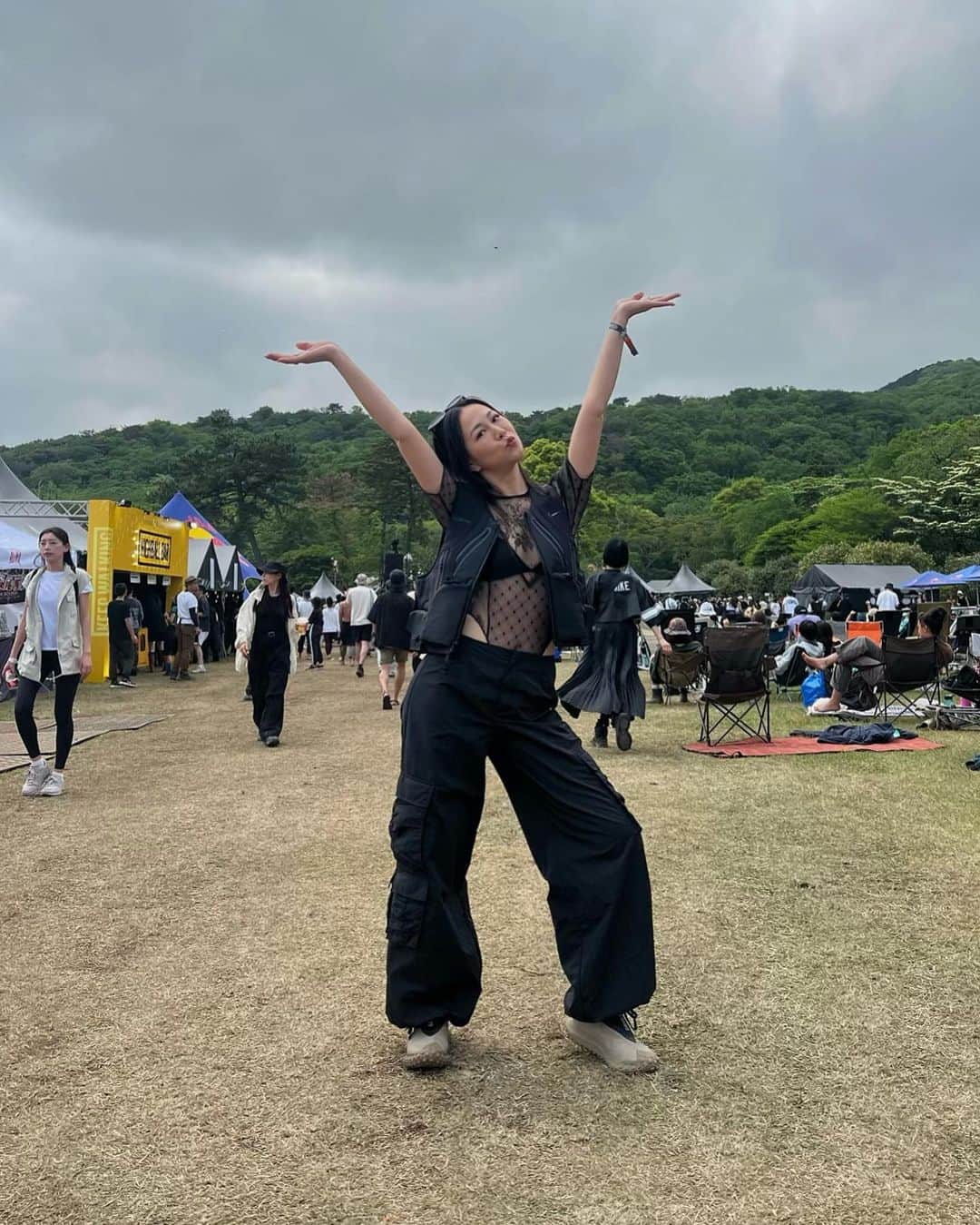 須田朱音さんのインスタグラム写真 - (須田朱音Instagram)「手ぶらで踊ろうStyle🎶  今年のテーマは"手ぶらで踊る"。 ウエストポーチ腰だと踊りにくいし、 肩掛けだとどっちか肩凝るし、 携帯も邪魔だけど持ってたいし。  とゆーことで、 @nike × @officialnocta のベストを主役にした3days Styling🦺  ベストはメンズのSサイズ着てます♡  DAY1 sunglasses… @gentlemonster × @maisonmargiela  tops… @dichhenderson  vest… @nike × @officialnocta  pants… @dichhenderson  sneaker… @nike × @acg.jp   DAY2 tops… @tw2021twtw  vest… @nike × @officialnocta  skirt… @etretokyo  rain boots… @sorel_jp   DAY3 sunglasses… @gentlemonster  tops… @prankproject_official  vest… @nike × @officialnocta  bottom… @zara  sneaker… @nike × @acg.jp   携帯は背中の真ん中にあるポケットに入るので、 バランス取れて最高🖤  #RDC #rainbowdiscoclub #フェスコーデ  #nike #nocta #acg #gentlemonster  #dichhenderson #prankproject」5月3日 22時42分 - akane_godo