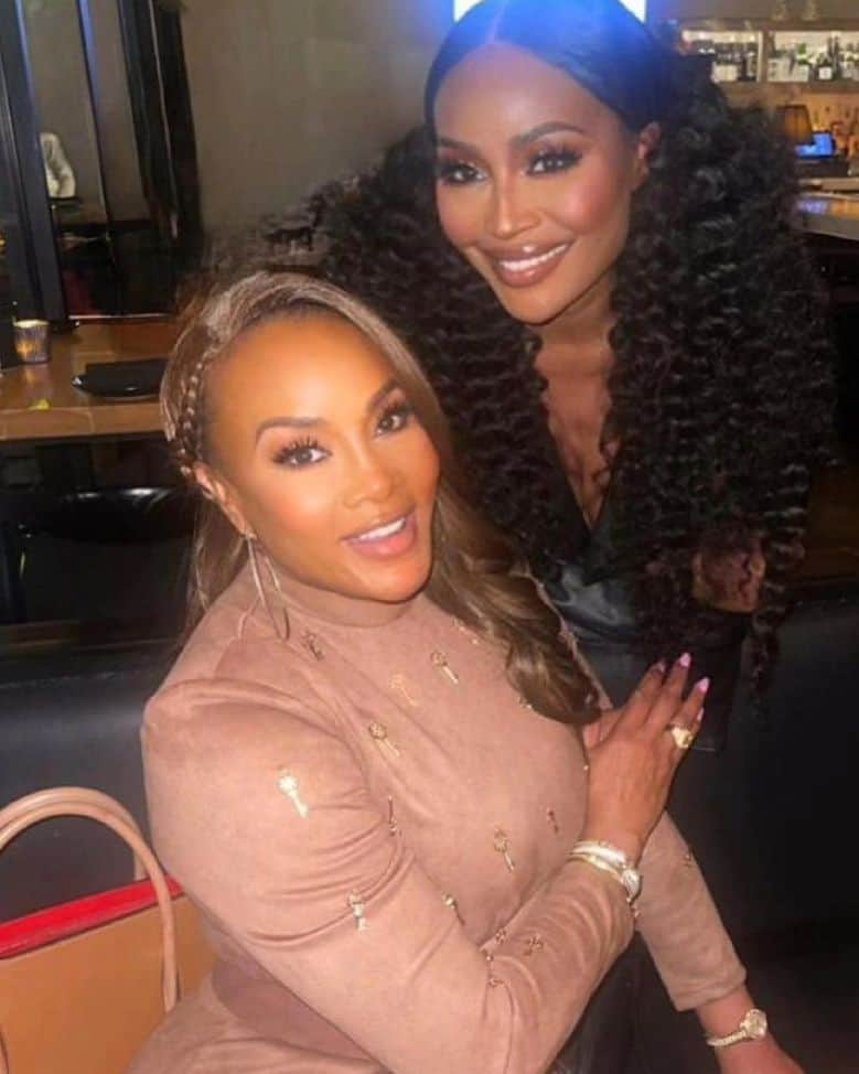 ヴィヴィカ・A・フォックスのインスタグラム：「GM Dawlings! #AgeAintAFactor ALWAYS great  to the BEAUTIFUL @cynthiabailey Funtimes at dinner @taisho_shermanoaks Y'all remember us in @officialjaheim "Age Ain't A Factor" video? ENJOY ya day and stay bad to da bone! MUAH 😘 Viv's Makeup @chenoarunningfox Hair @kenyaonhair Rocking @bellofcalifornia jumpsuit @simoneismith hoops #LifeIsGood #GodIsGood #Blessed #Respect #GurlPower #VivicaFoxHair #TeamVivica #TeamFox #MyGrindDontStop #LegitimateCareers #BossMoves #LoveWins #Hosts #ClassicBadChicks 🔥🖤💖🤑🎬👸🏽🔥」