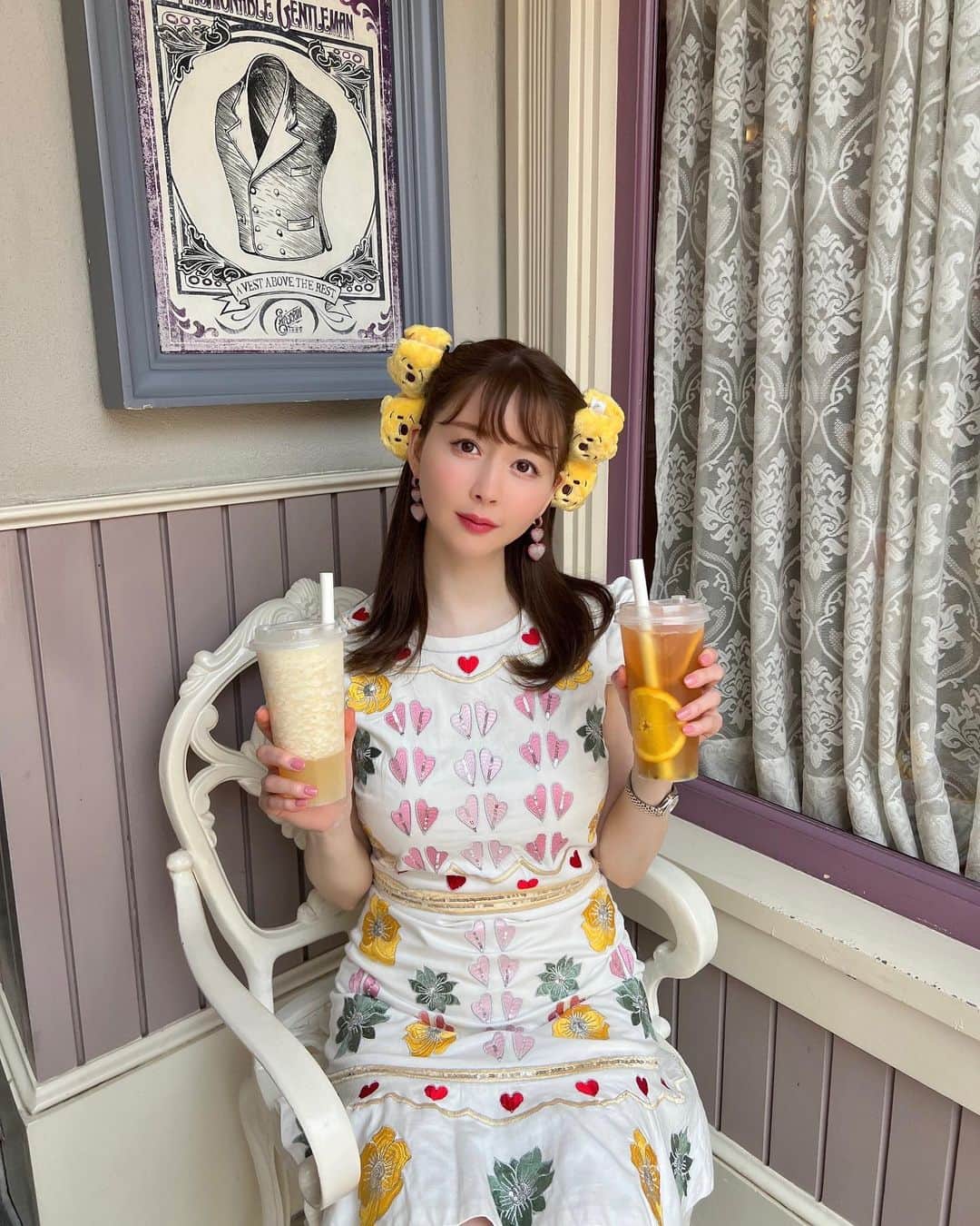 のインスタグラム：「香港ディズニーランド最後の投稿📝🏰  ダッフィー＆フレンズづくしの旅✈️🐻🦊🐻🐰🐢  ホテルでは、バルーンでダフィちゃんやステラルーを作ったりホテルでも楽しめたよ🌸✨🧸  ホテルのお部屋もダッフィちゃんで飾られていて、グッズもかわいい🐻🐻🐻 スリッパまでダフィシェリだったのが感動🥹🩷🩷🩷  朝ごはんビュッフェではミッキーやいろんなキャラクターが来てくれて、神対応で最高すぎた✨ やっぱり海外ディズニーのキャラクターはみんな神対応🐻🙇‍♀️🌸🩷✨ はやくまた行きたい❤️❤️❤️🥰  #DuffyAndFriendsPlayDays#DuffyFanstasy #DuffyAndFriends #ItsPlayTime #HKDisneyland #香港ディズニーランド #ダッフィーフレンズ #pr @hkdisneyland」