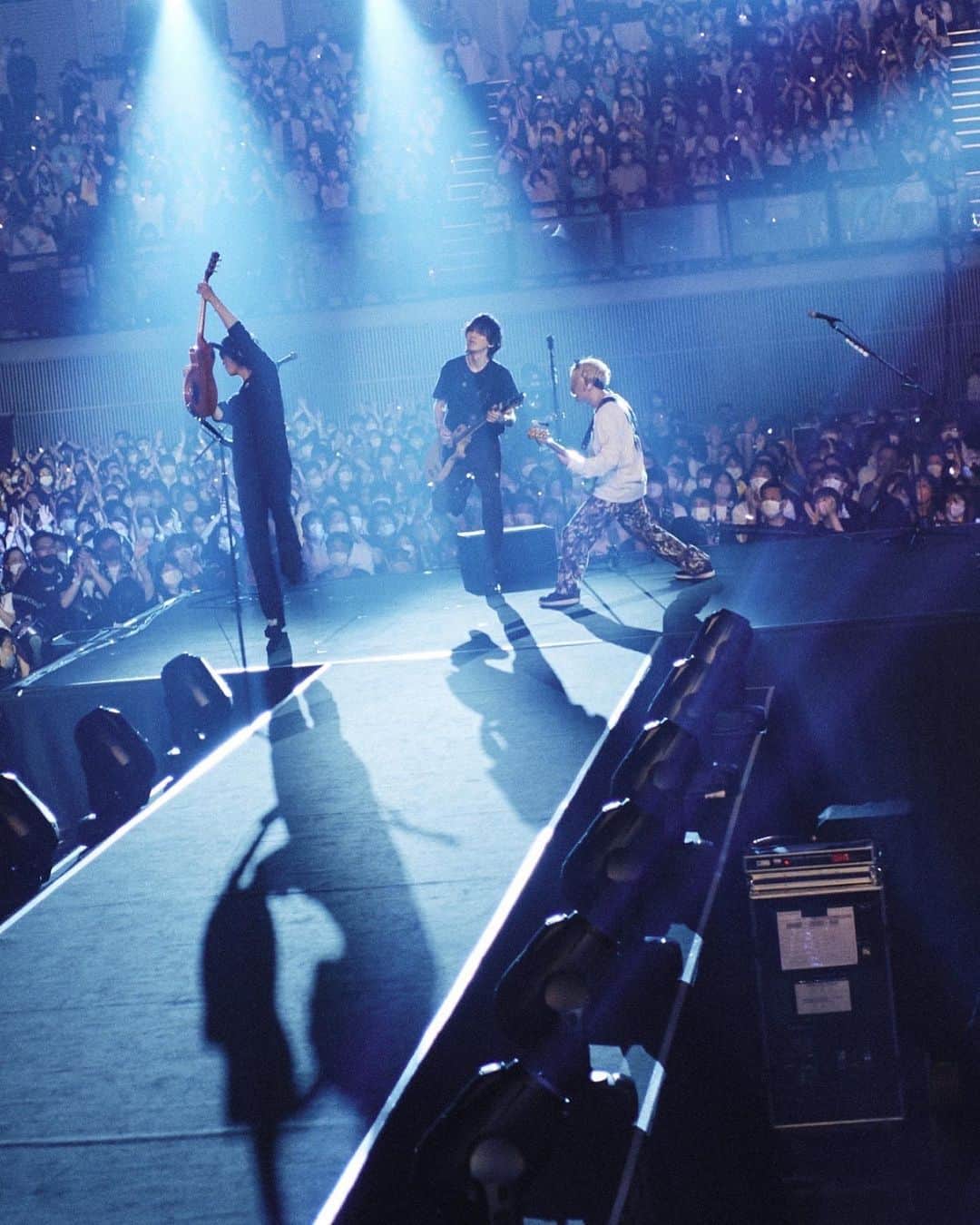 BUMP OF CHICKENのインスタグラム：「2023/5/3 BUMP OF CHICKEN TOUR 2023 be there @ SUNPLAZA HALL  Photo by @yoshiharuota  #bethere」