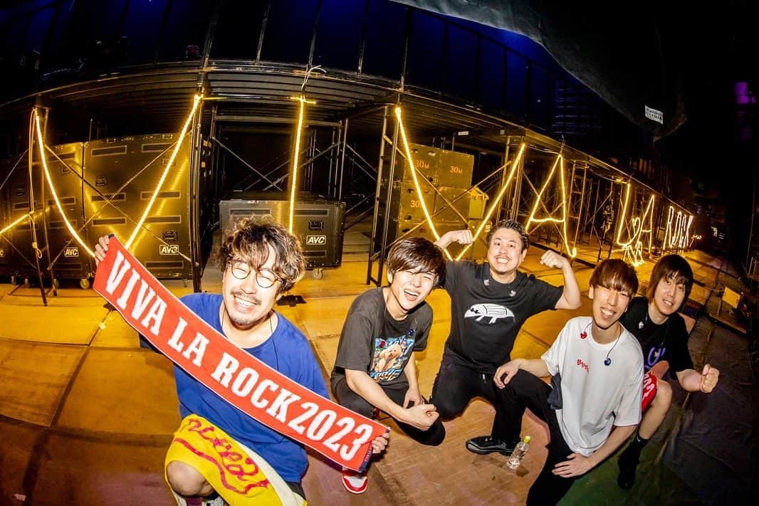 のインスタグラム：「VIVA LA ROCK 2023  最高だった。 耐えてきたのが報われるような、 おもいっきりやれる嬉しさ爆発しとる！！これですよな。  そんな中「ひと言」初披露。 知名度関係なく強い曲だと思えた。チャレンジしていく！！  ビバラ10回目おめでとうございます、絶対呼ばれ続けたいので頑張ります！！ また！！！  写真 @vizkage  #キュウソネコカミ」