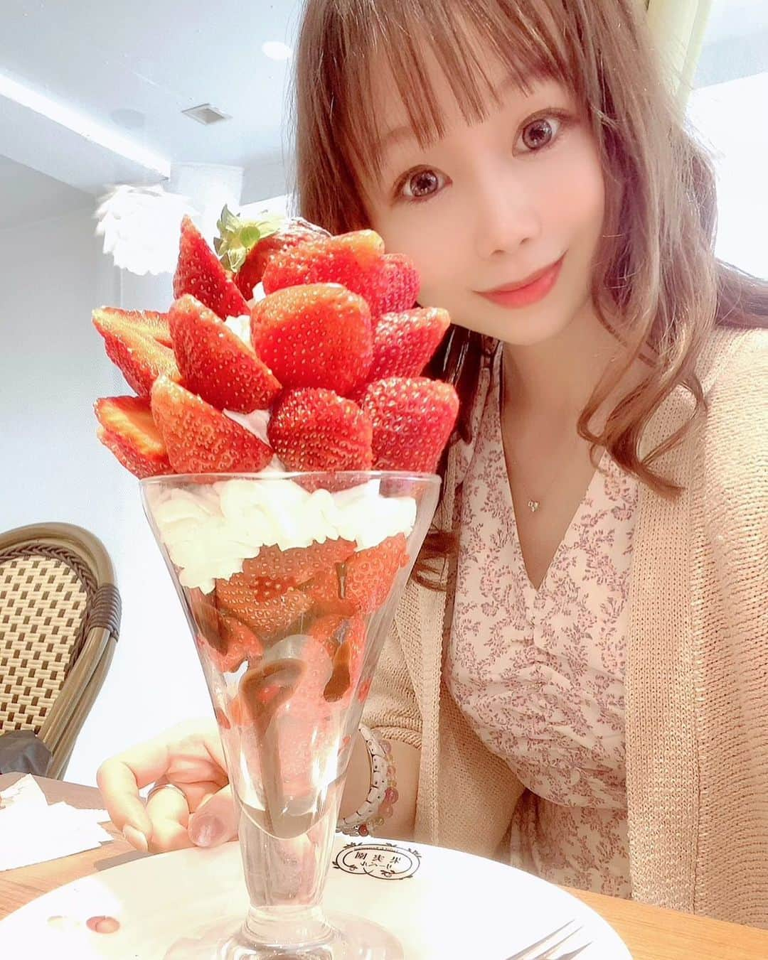 千咲まりのインスタグラム：「. あまおうのいちごパフェ食べた🍓 本当に最後までいちごだった！！！💕  たぶんコンフレークとか入ってないパフェ初めて食べた🤤  ※なかなかコメント返しできてなくてごめんね。 少しずつしていきます！  #リーベル果実園 #リーベル  #いちごパフェ #いちご #苺パフェ #苺 #あまおう #SNIDEL #SNIDELワンピース」