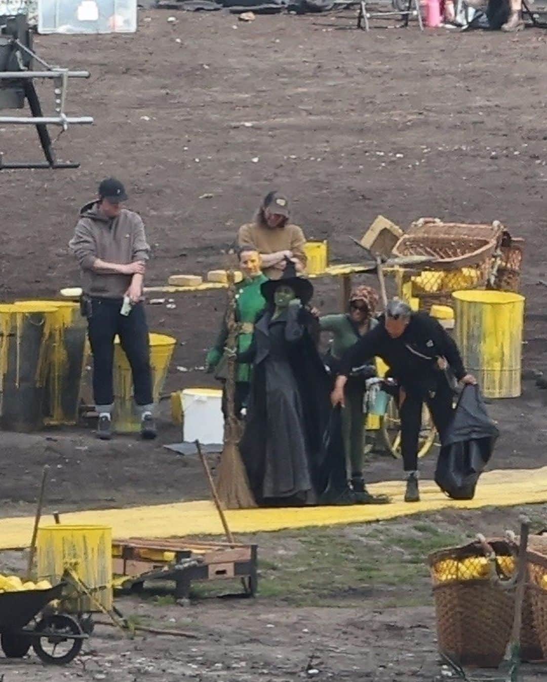 Just Jaredさんのインスタグラム写真 - (Just JaredInstagram)「Cynthia Erivo and her stunt double film an Elphaba flying scene for the upcoming "Wicked" movies on the Yellow Brick Road! See more photos on JustJared.com right now! #CynthiaErivo #Elphana Photos: Backgrid」5月3日 22時51分 - justjared