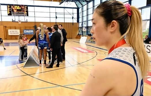 山田愛さんのインスタグラム写真 - (山田愛Instagram)「Switzerland season 🇨🇭  I will never forget this season. We've all gone through something together that's definitely bigger than basketball, which I'm proud of.  Merci to the club, Nyon fans, sponsors, friends.  Teammates and coaches.  ❤️   Next journey🇨🇭✈︎✈︎ 🇦🇺  スイスのシーズンが終わりました。 ヨーロッパという初めての地で大変なことが多いシーズンでしたが、たくさん学び、色々な経験や人に出会えたこと、絶対に行ってよかったなと思っています！  明日日本を出発しAustraliaのシーズンがすぐ始まるので、更に強くなれるように頑張ってきます☺️💪🏽  これからも応援よろしくお願いします🙏🏽🤍  #merci #switzerland #🇨🇭 #swiss #basketball #nyon #スイス」5月3日 22時57分 - aiyamada_