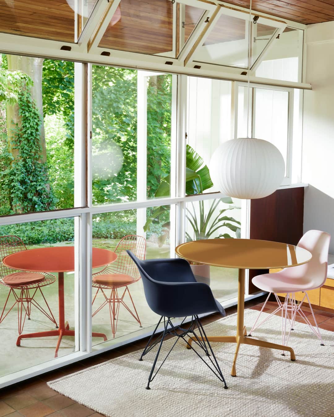 Herman Miller （ハーマンミラー）さんのインスタグラム写真 - (Herman Miller （ハーマンミラー）Instagram)「Explore the possibilities of modern vacation living from the comfort of home. Our outdoor furniture is primed for brighter days in alfresco spaces of all sizes. Link in bio to shop.」5月3日 23時00分 - hermanmiller
