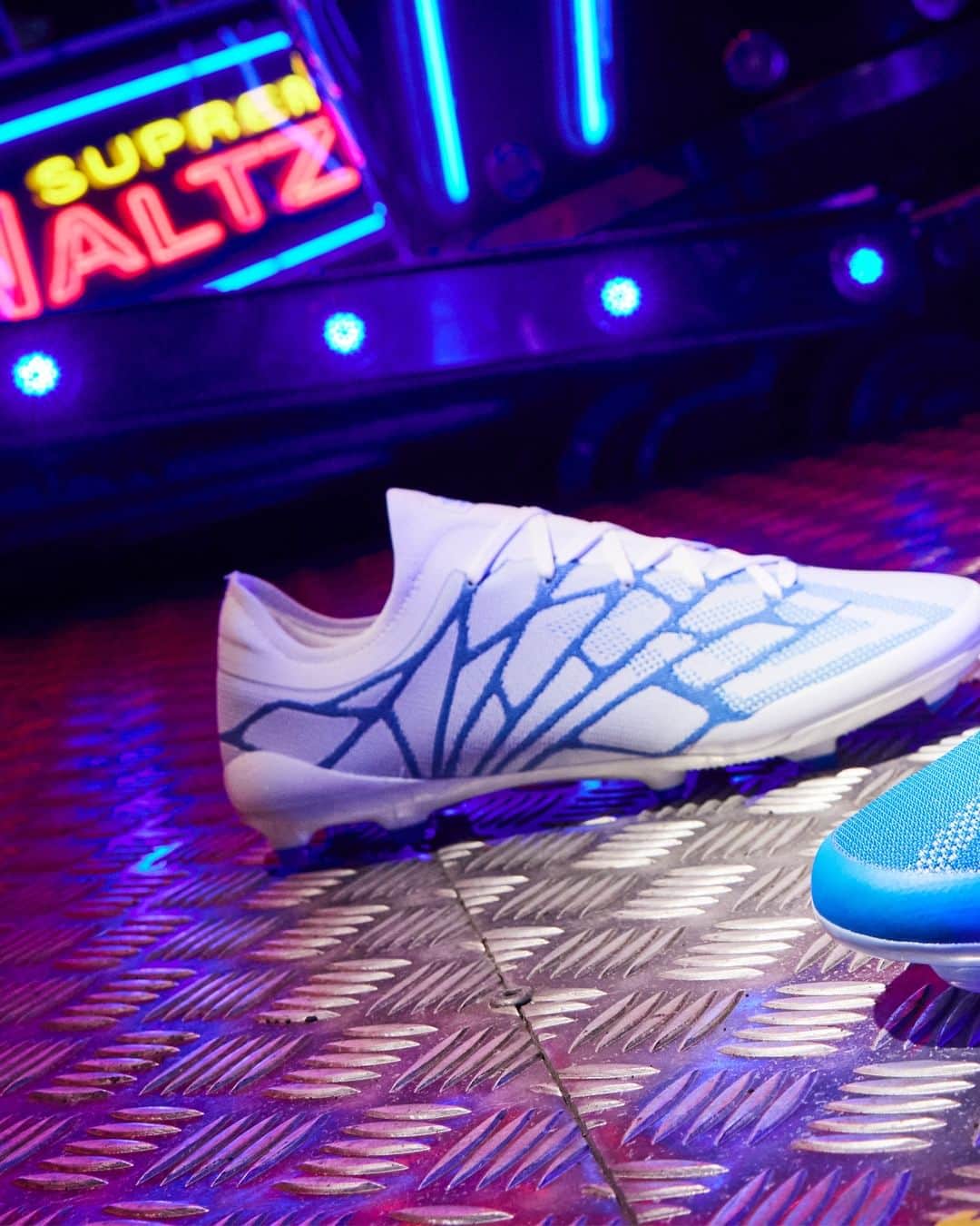 UMBROのインスタグラム：「Here To Play. Velocita Alchemist.  ⚪or 🔵? Which colours take the 🏆?  #umbro #velocitaalchemist #thisisourgame #footballboots」