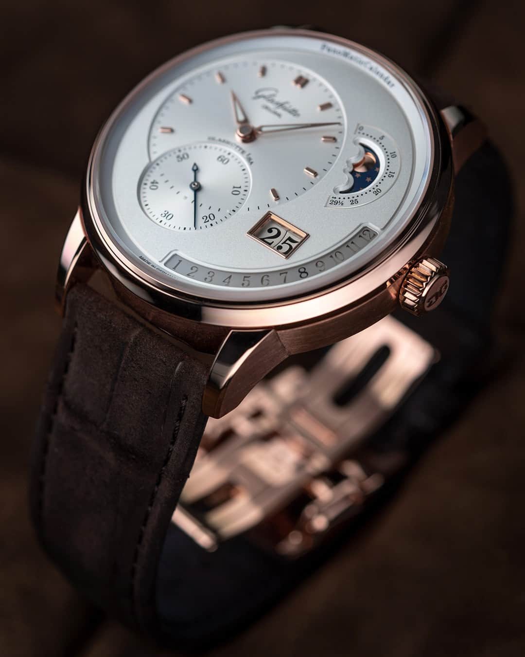 のインスタグラム：「Beauty was one of the guiding principles in the conception of our PanoMaticCalendar – the first watch with an annual calendar from Glashütte Original. This especially applies to the innovative retrograde month display, which stylishly highlights the current month beneath a curved sapphire crystal window. An implementation that is as original as it is elegant! Proud to be the Original.  #GlashütteOriginal #GlashuetteOriginal #PanoMaticCalendar #PTBTO #AnnualCalendar #CalendarWatch #LuxuryTimepiece #DressWatch #MoonPhaseWatch」