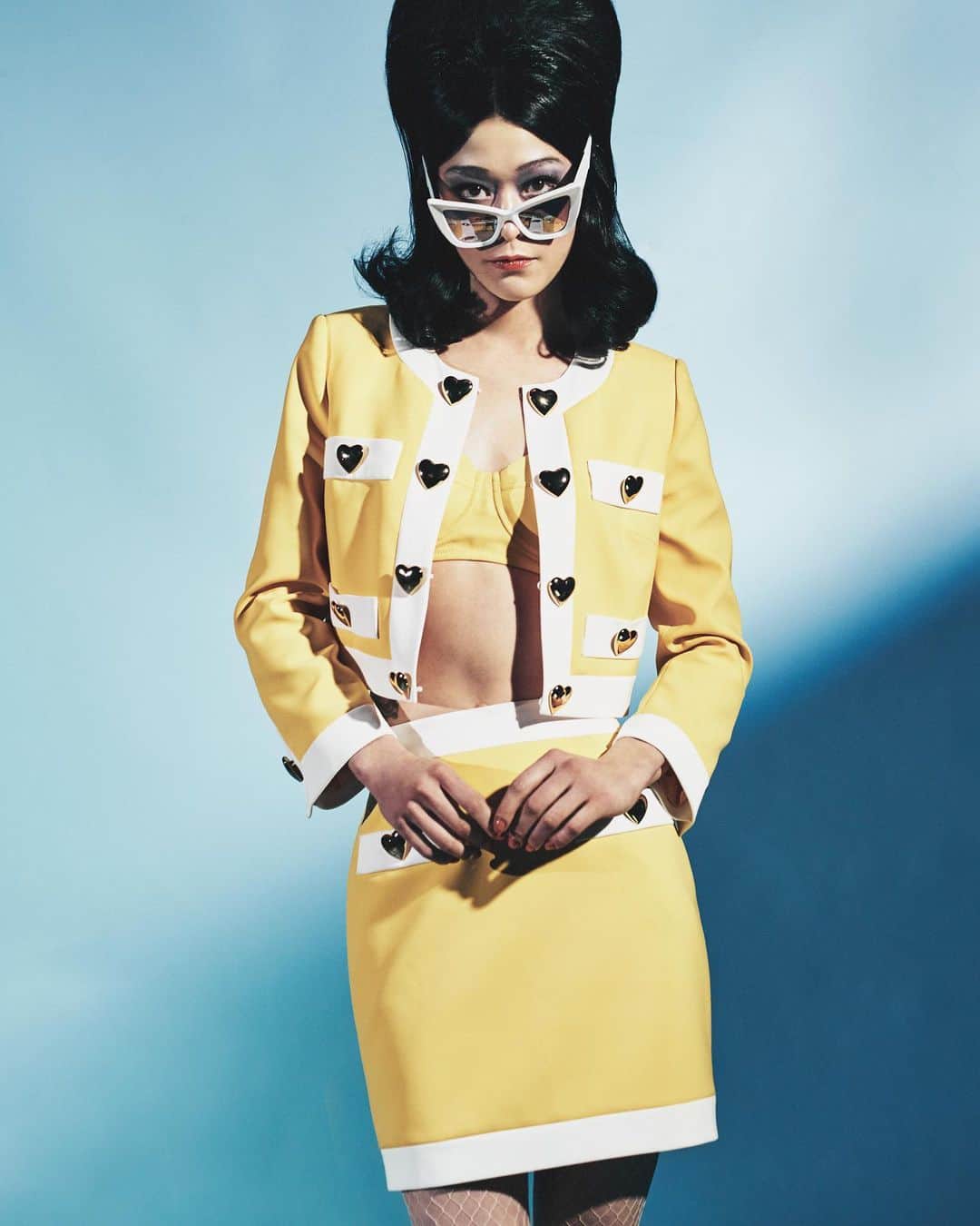 Moschinoのインスタグラム：「Heart of gold.   ✨ 💛 ✨  This radiant, little #MoschinoSS23 number makes a bold appearance in the latest issue of L’Officiel China.   Photographer: @filippotarentini  Stylist: @therealgiuliomartinelli  Talent: @meimeilapres   #MoschinoEditorials #LOfficielChina」