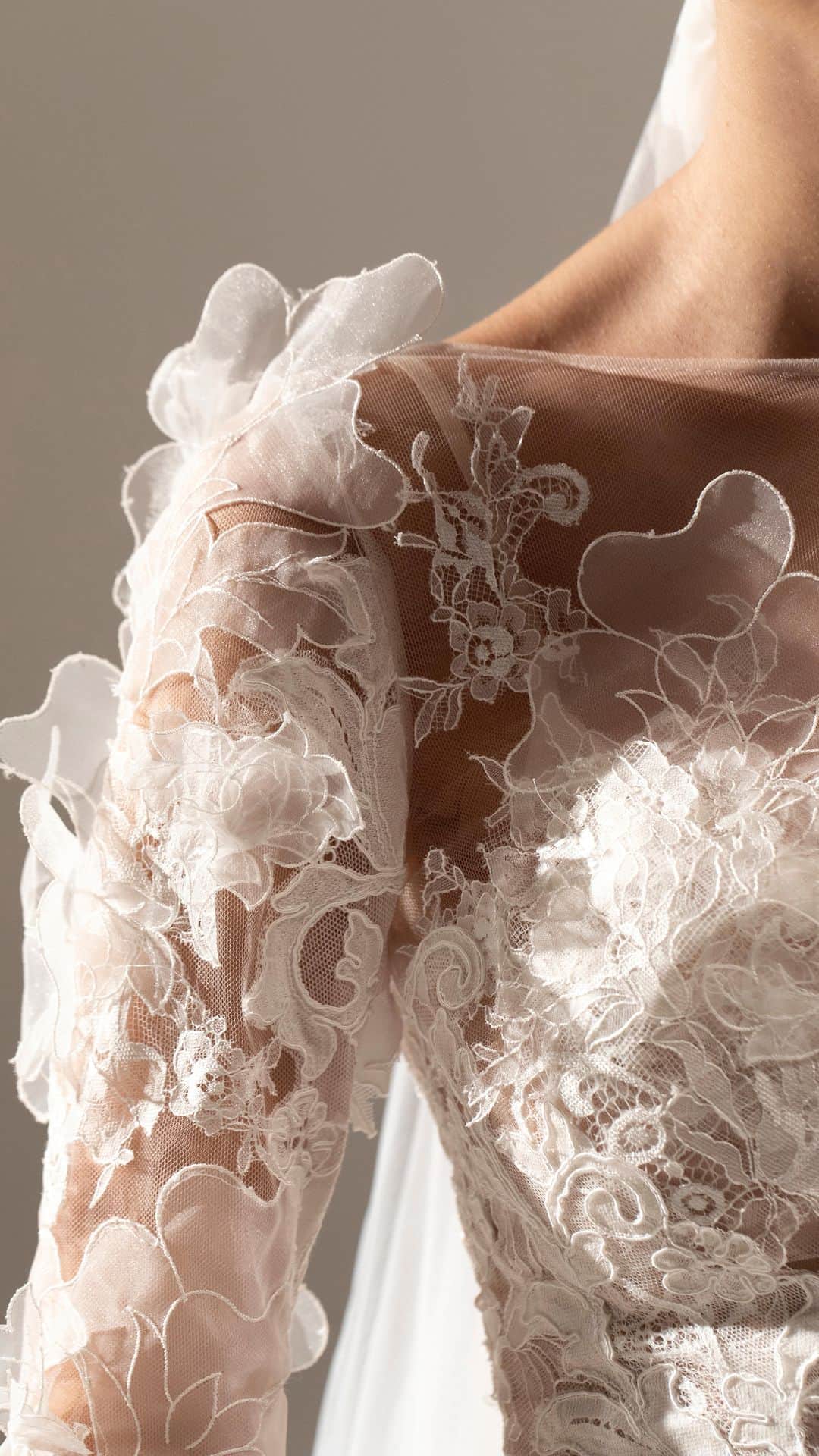 ステファンローランのインスタグラム：「LA VIE L’AMOUR  Long gown with an intricate work of lace and hand embroidered 3D organza flowers. Long sleeves and open back.  EPURE  A capsule line of 10 bridal gowns available in the Parisian showroom of Stéphane Rolland and partner stores all around the world.   #StephaneRolland #Bridal #WeddingInspiration」
