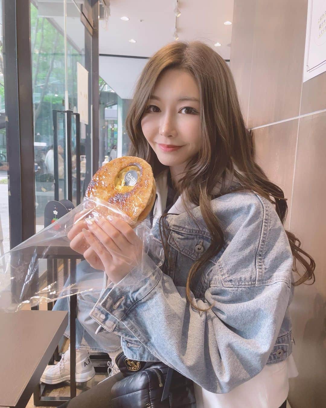 愛弓りょうのインスタグラム：「いちご🍓売り切れてた😭 紅茶とアプリコットのやつ食べたよー🐥 ・ ・ ・ ・ #スイーツ #スイーツ巡り #garigette #ガリゲット #美味しかった #愛弓りょう」