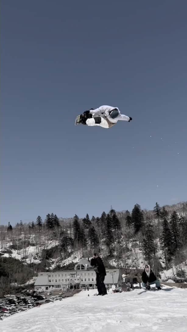 平野流佳のインスタグラム：「中山☀️ @ikkouanai   @yonexsnowboards_japan #smooth #ムラサキスポーツ #onitsukatiger #dakine  #smithoptics #dominatorwax #鎧武者 #paptuneup #シダスインソール  @real_conditioning_center  @globalwifi_official」